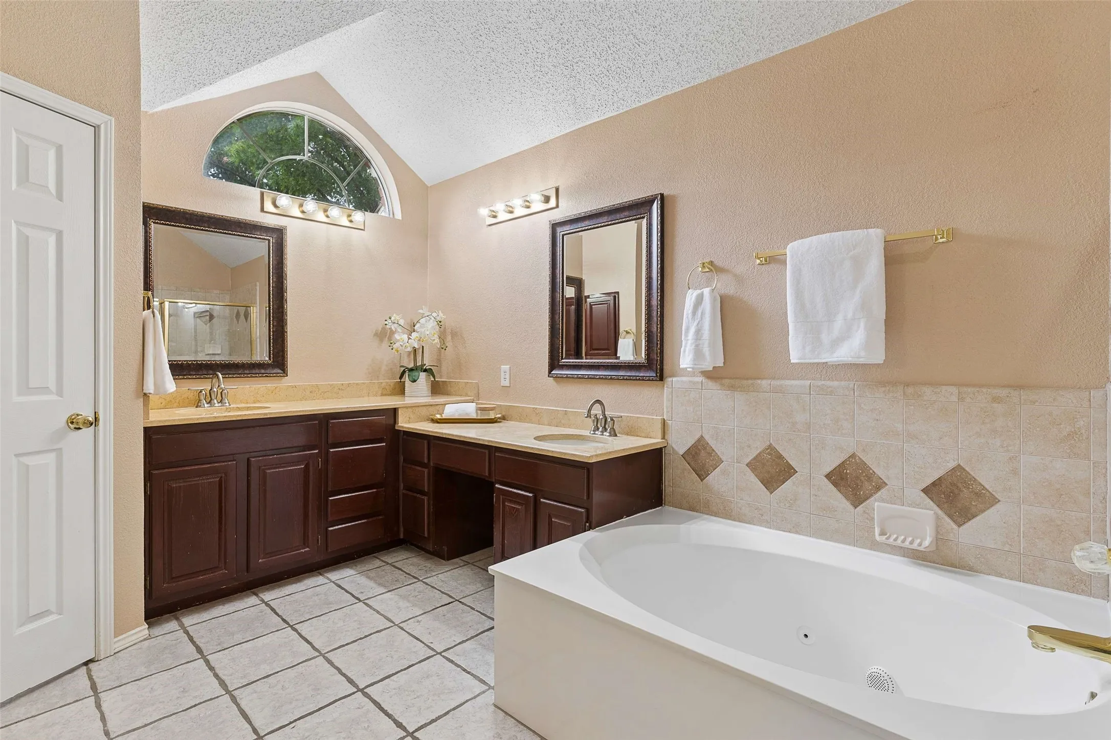 Single Family Residence For Sale in Collin County , 2104 Gent Drive, Plano, Texas 75025, 3 Bedroom, 2 Bathroom, 2 Garage spaces, 2,422 Sqft, built in 1991, mls#21262642, Real Estate Agent in Plano, Homes For Sale in Collin county, Homes For Sale in Plano, Realtor in Plano Texas, Real Estate Brokerage Independent Realty Texas, Luminita Cordes Realtor