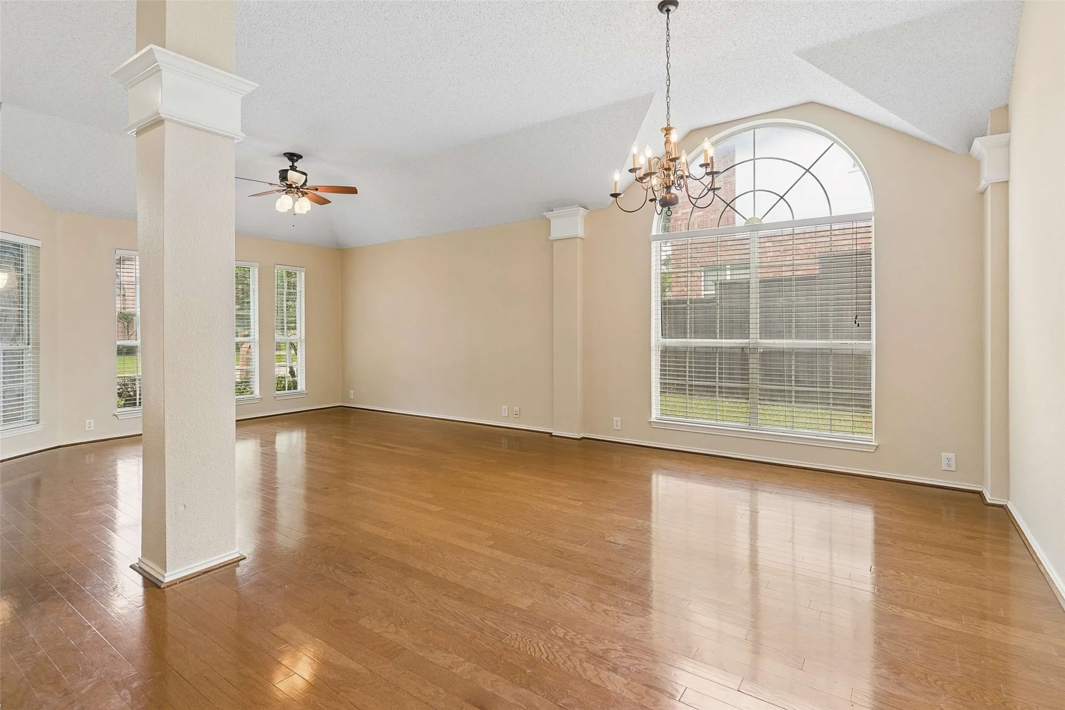 Single Family Residence For Sale in Collin County , 2104 Gent Drive, Plano, Texas 75025, 3 Bedroom, 2 Bathroom, 2 Garage spaces, 2,422 Sqft, built in 1991, mls#21262642, Real Estate Agent in Plano, Homes For Sale in Collin county, Homes For Sale in Plano, Realtor in Plano Texas, Real Estate Brokerage Independent Realty Texas, Luminita Cordes Realtor