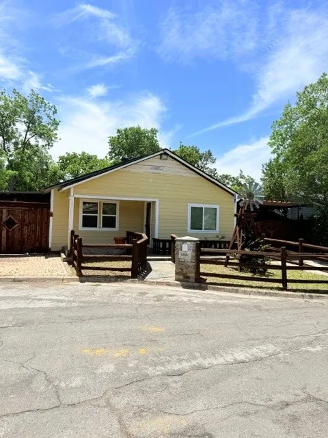 Single Family Residence For Sale in Tarrant County , 3028 Carnation Avenue, Fort Worth, Texas 76111, 3 Bedroom, 2 Bathroom, Garage spaces, 1,162 Sqft, built in 1940, mls#21263588, Real Estate Agent in Fort Worth, Homes For Sale in Tarrant county, Homes For Sale in Fort Worth, Realtor in Fort Worth Texas, Real Estate Brokerage Independent Realty Texas, Luminita Cordes Realtor