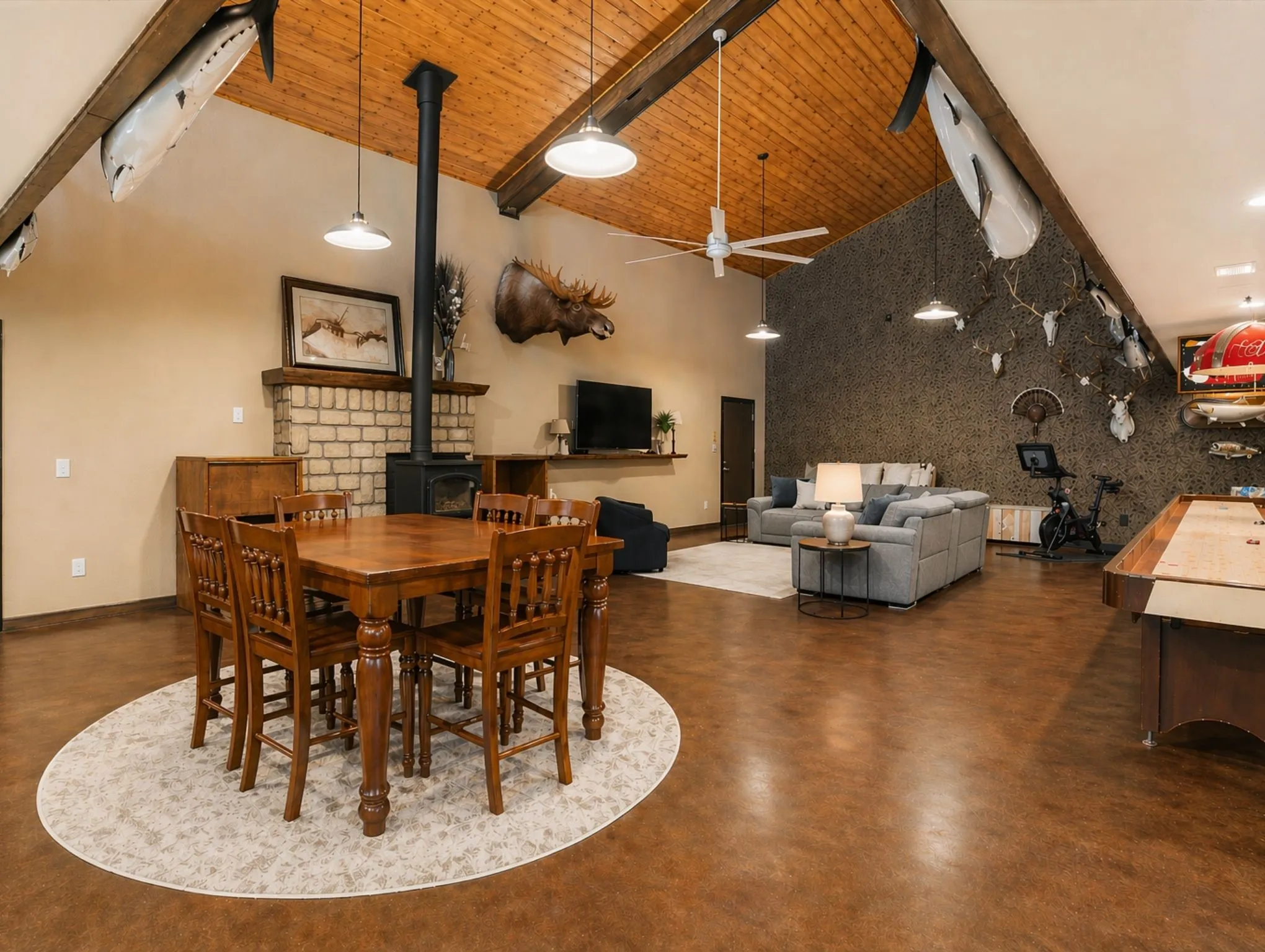 Farm For Sale in Grayson County , 26100 Us-377-Br, Whitesboro, Texas 76273, 4 Bedrooms, 3 Bathrooms, 6 Garage spaces, 2,400 Sqft, built in 2014, Price $5,200,000, mls#21189599, Real Estate Agent in Whitesboro, Homes For Sale in Grayson county, Homes For Sale in Whitesboro, Realtor in Whitesboro Texas, Real Estate Brokerage Independent Realty Texas, Luminita Cordes Realtor