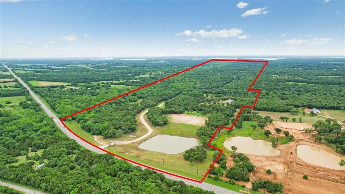 Farm For Sale in Grayson County , 26100 Us-377-Br, Whitesboro, Texas 76273, 4 Bedrooms, 3 Bathrooms, 6 Garage spaces, 2,400 Sqft, built in 2014, Price $5,200,000, mls#21189599, Real Estate Agent in Whitesboro, Homes For Sale in Grayson county, Homes For Sale in Whitesboro, Realtor in Whitesboro Texas, Real Estate Brokerage Independent Realty Texas, Luminita Cordes Realtor