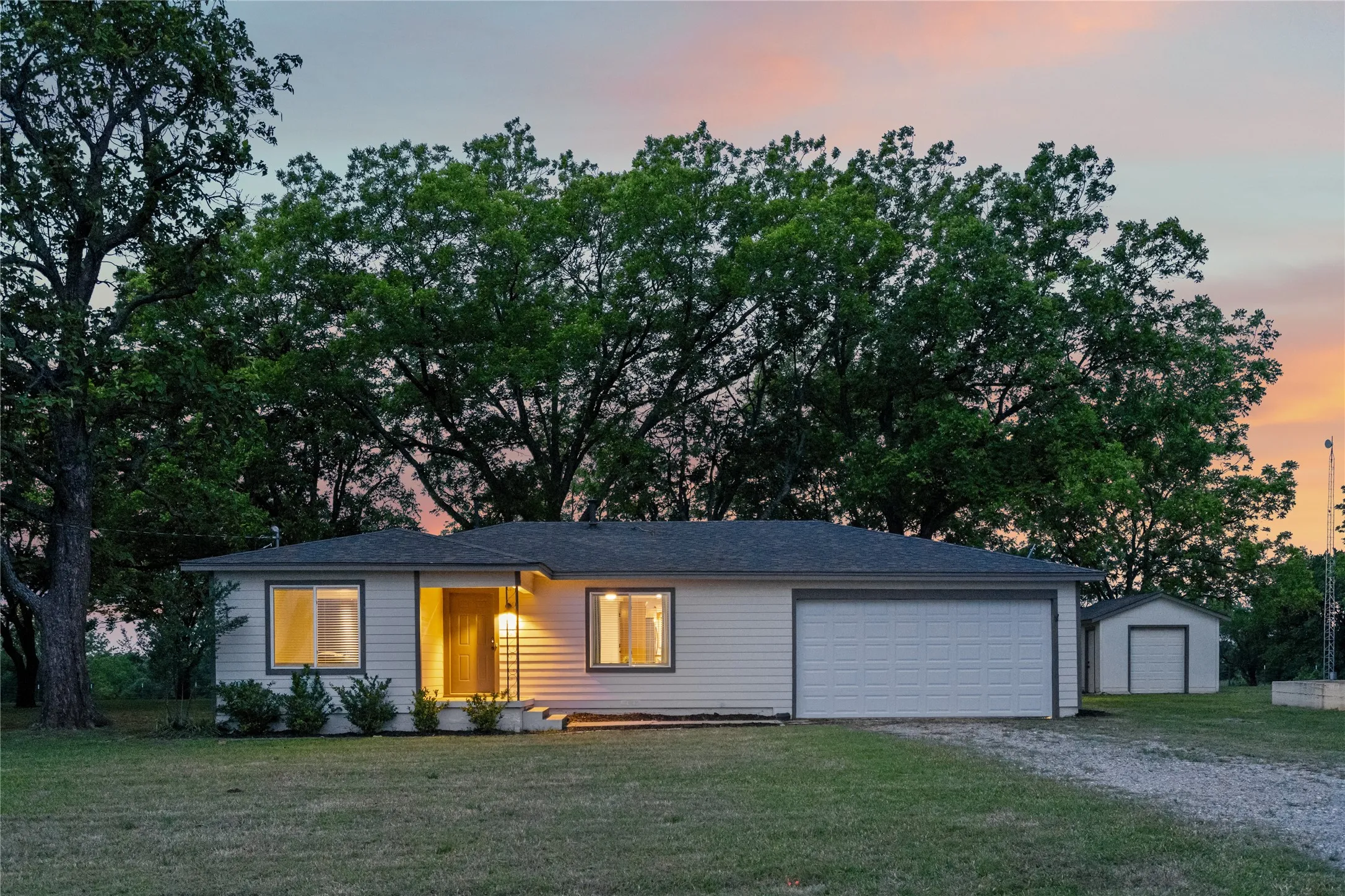 Single Family Residence For Sale in Grayson County , 341 Reast Road, Whitesboro, Texas 76273, 2 Bedroom, 2 Bathroom, 2 Garage spaces, 1,618 Sqft, built in 1960, mls#21263771, Real Estate Agent in Whitesboro, Homes For Sale in Grayson county, Homes For Sale in Whitesboro, Realtor in Whitesboro Texas, Real Estate Brokerage Independent Realty Texas, Luminita Cordes Realtor