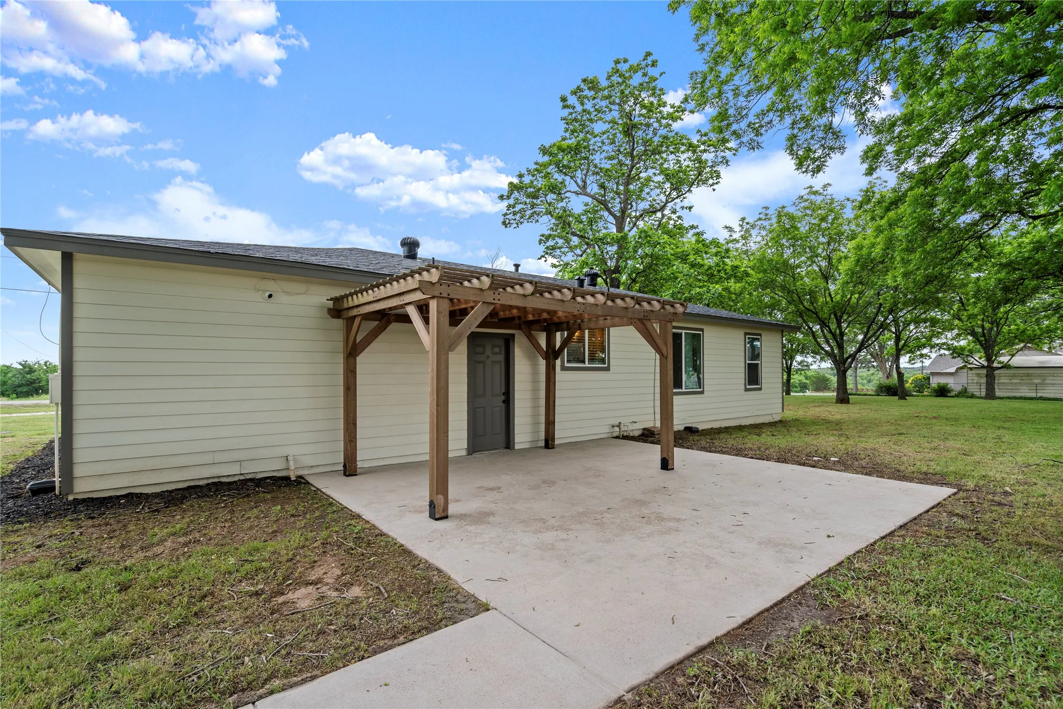 Single Family Residence For Sale in Grayson County , 341 Reast Road, Whitesboro, Texas 76273, 2 Bedroom, 2 Bathroom, 2 Garage spaces, 1,618 Sqft, built in 1960, mls#21263771, Real Estate Agent in Whitesboro, Homes For Sale in Grayson county, Homes For Sale in Whitesboro, Realtor in Whitesboro Texas, Real Estate Brokerage Independent Realty Texas, Luminita Cordes Realtor