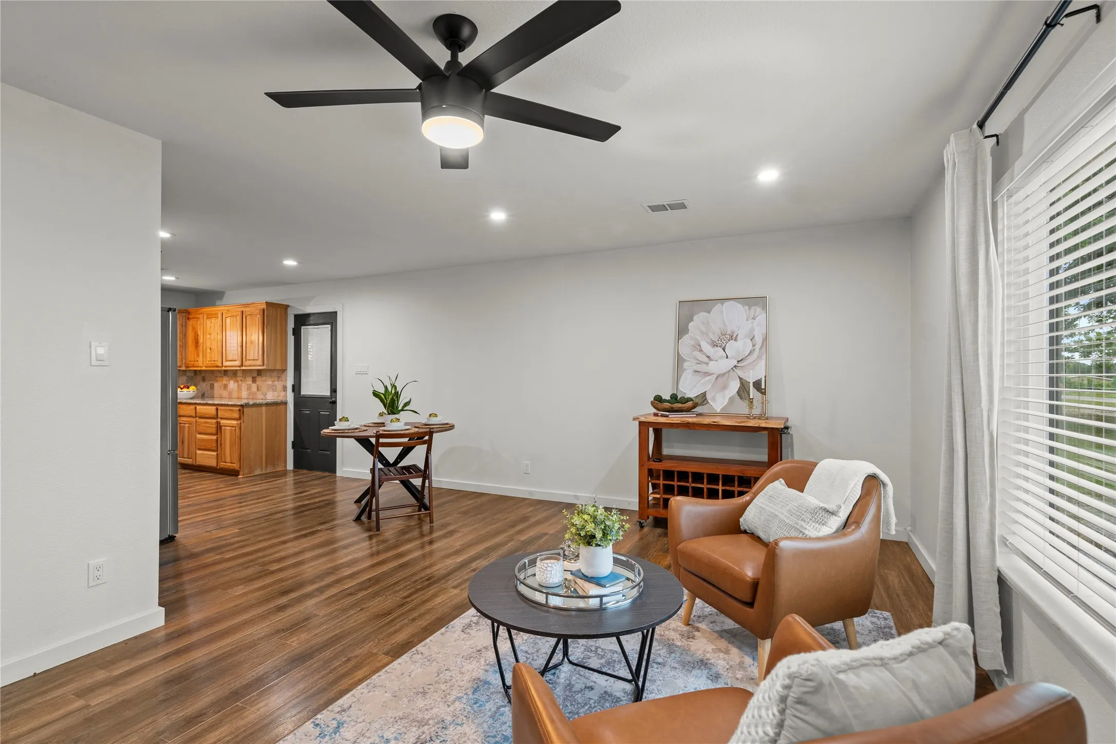 Single Family Residence For Sale in Grayson County , 341 Reast Road, Whitesboro, Texas 76273, 2 Bedroom, 2 Bathroom, 2 Garage spaces, 1,618 Sqft, built in 1960, mls#21263771, Real Estate Agent in Whitesboro, Homes For Sale in Grayson county, Homes For Sale in Whitesboro, Realtor in Whitesboro Texas, Real Estate Brokerage Independent Realty Texas, Luminita Cordes Realtor
