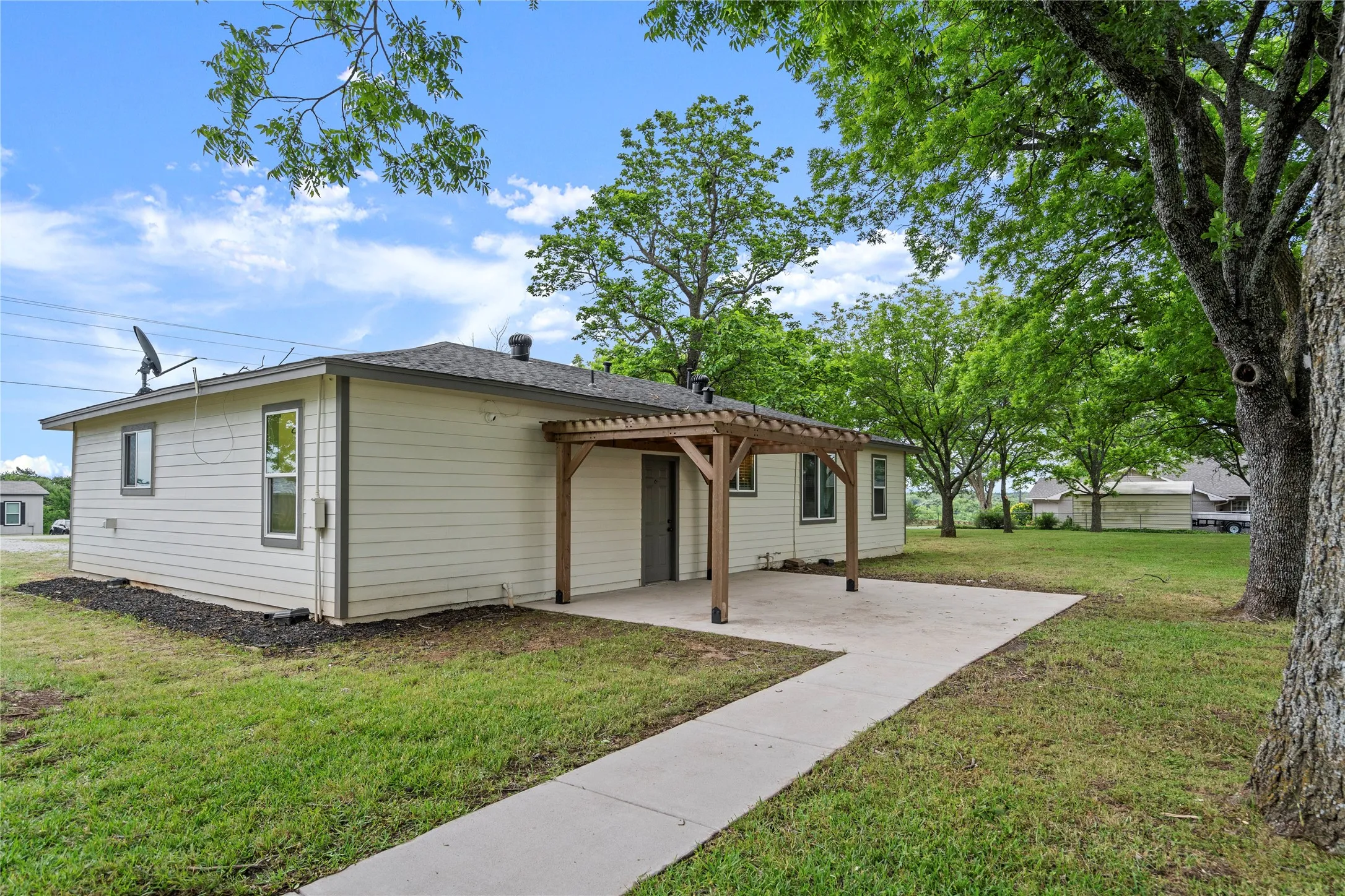 Single Family Residence For Sale in Grayson County , 341 Reast Road, Whitesboro, Texas 76273, 2 Bedroom, 2 Bathroom, 2 Garage spaces, 1,618 Sqft, built in 1960, mls#21263771, Real Estate Agent in Whitesboro, Homes For Sale in Grayson county, Homes For Sale in Whitesboro, Realtor in Whitesboro Texas, Real Estate Brokerage Independent Realty Texas, Luminita Cordes Realtor