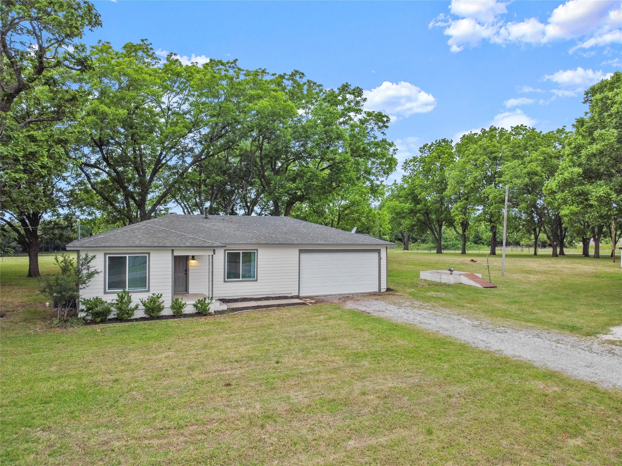 Single Family Residence For Sale in Grayson County , 341 Reast Road, Whitesboro, Texas 76273, 2 Bedroom, 2 Bathroom, 2 Garage spaces, 1,618 Sqft, built in 1960, mls#21263771, Real Estate Agent in Whitesboro, Homes For Sale in Grayson county, Homes For Sale in Whitesboro, Realtor in Whitesboro Texas, Real Estate Brokerage Independent Realty Texas, Luminita Cordes Realtor