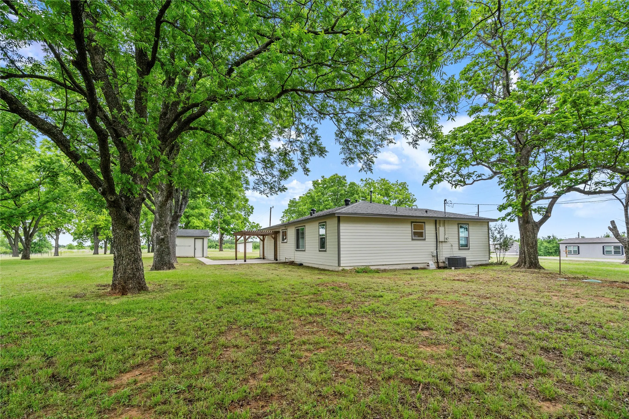 Single Family Residence For Sale in Grayson County , 341 Reast Road, Whitesboro, Texas 76273, 2 Bedroom, 2 Bathroom, 2 Garage spaces, 1,618 Sqft, built in 1960, mls#21263771, Real Estate Agent in Whitesboro, Homes For Sale in Grayson county, Homes For Sale in Whitesboro, Realtor in Whitesboro Texas, Real Estate Brokerage Independent Realty Texas, Luminita Cordes Realtor