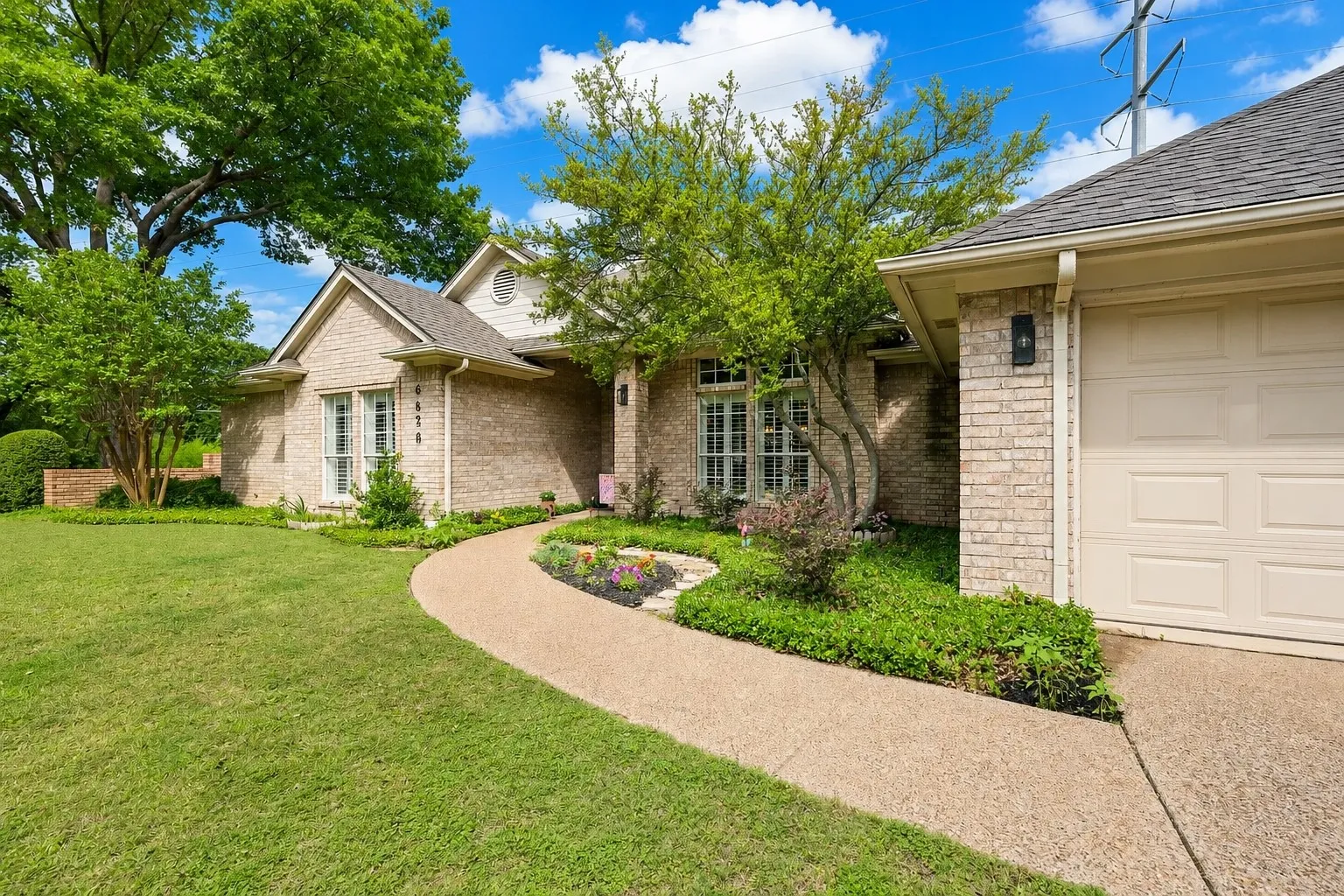 Single Family Residence For Sale in Tarrant County , 6628 Westmoor Lane, Benbrook, Texas 76132, 3 Bedroom, 3 Bathroom, 2 Garage spaces, 2,176 Sqft, built in 1996, mls#21262591, Real Estate Agent in Benbrook, Homes For Sale in Tarrant county, Homes For Sale in Benbrook, Realtor in Benbrook Texas, Real Estate Brokerage Independent Realty Texas, Luminita Cordes Realtor