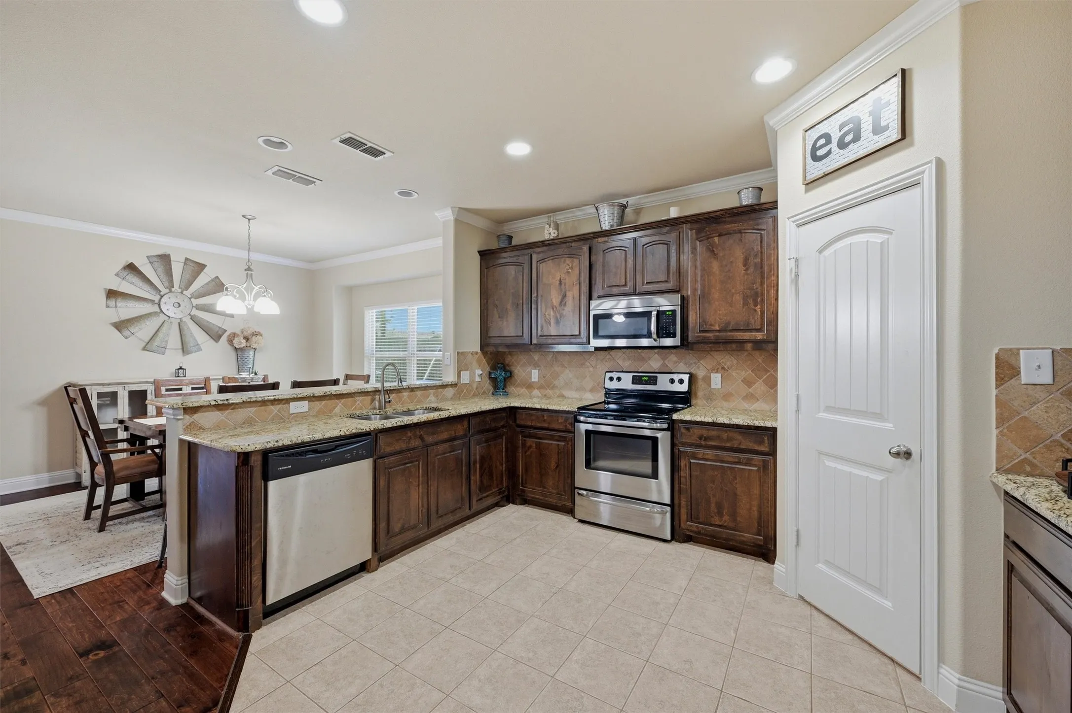 Single Family Residence For Sale in Grayson County , 714 Mary Lee Lane, Collinsville, Texas 76233, 3 Bedroom, 2 Bathroom, 2 Garage spaces, 1,708 Sqft, built in 2016, mls#21260254, Real Estate Agent in Collinsville, Homes For Sale in Grayson county, Homes For Sale in Collinsville, Realtor in Collinsville Texas, Real Estate Brokerage Independent Realty Texas, Luminita Cordes Realtor