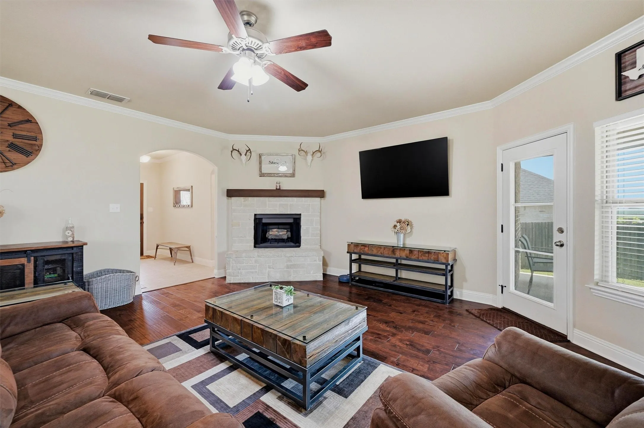 Single Family Residence For Sale in Grayson County , 714 Mary Lee Lane, Collinsville, Texas 76233, 3 Bedroom, 2 Bathroom, 2 Garage spaces, 1,708 Sqft, built in 2016, mls#21260254, Real Estate Agent in Collinsville, Homes For Sale in Grayson county, Homes For Sale in Collinsville, Realtor in Collinsville Texas, Real Estate Brokerage Independent Realty Texas, Luminita Cordes Realtor
