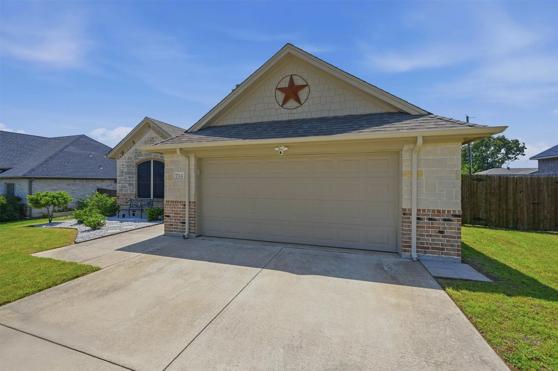 Single Family Residence For Sale in Grayson County , 714 Mary Lee Lane, Collinsville, Texas 76233, 3 Bedroom, 2 Bathroom, 2 Garage spaces, 1,708 Sqft, built in 2016, mls#21260254, Real Estate Agent in Collinsville, Homes For Sale in Grayson county, Homes For Sale in Collinsville, Realtor in Collinsville Texas, Real Estate Brokerage Independent Realty Texas, Luminita Cordes Realtor