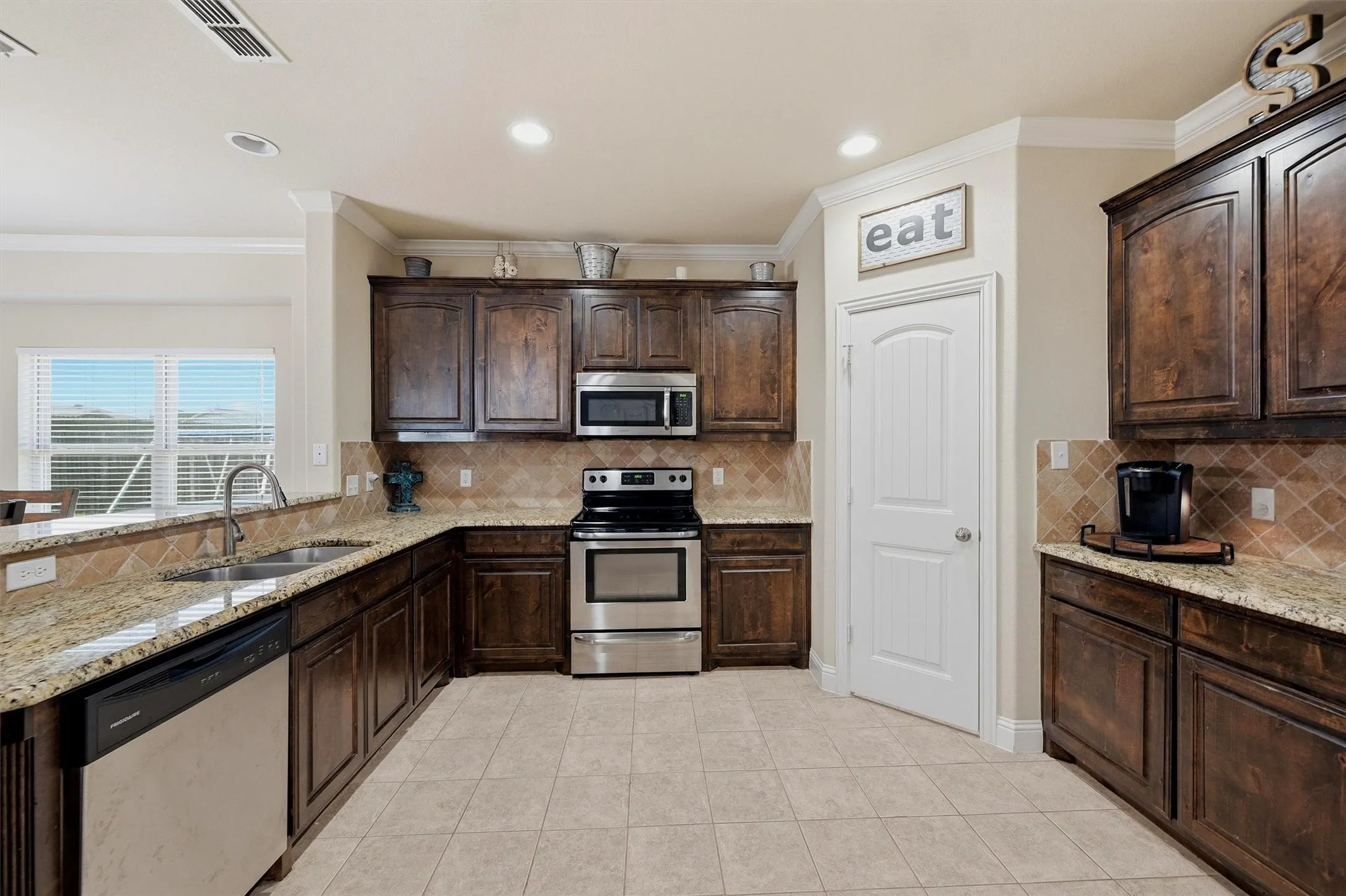 Single Family Residence For Sale in Grayson County , 714 Mary Lee Lane, Collinsville, Texas 76233, 3 Bedroom, 2 Bathroom, 2 Garage spaces, 1,708 Sqft, built in 2016, mls#21260254, Real Estate Agent in Collinsville, Homes For Sale in Grayson county, Homes For Sale in Collinsville, Realtor in Collinsville Texas, Real Estate Brokerage Independent Realty Texas, Luminita Cordes Realtor