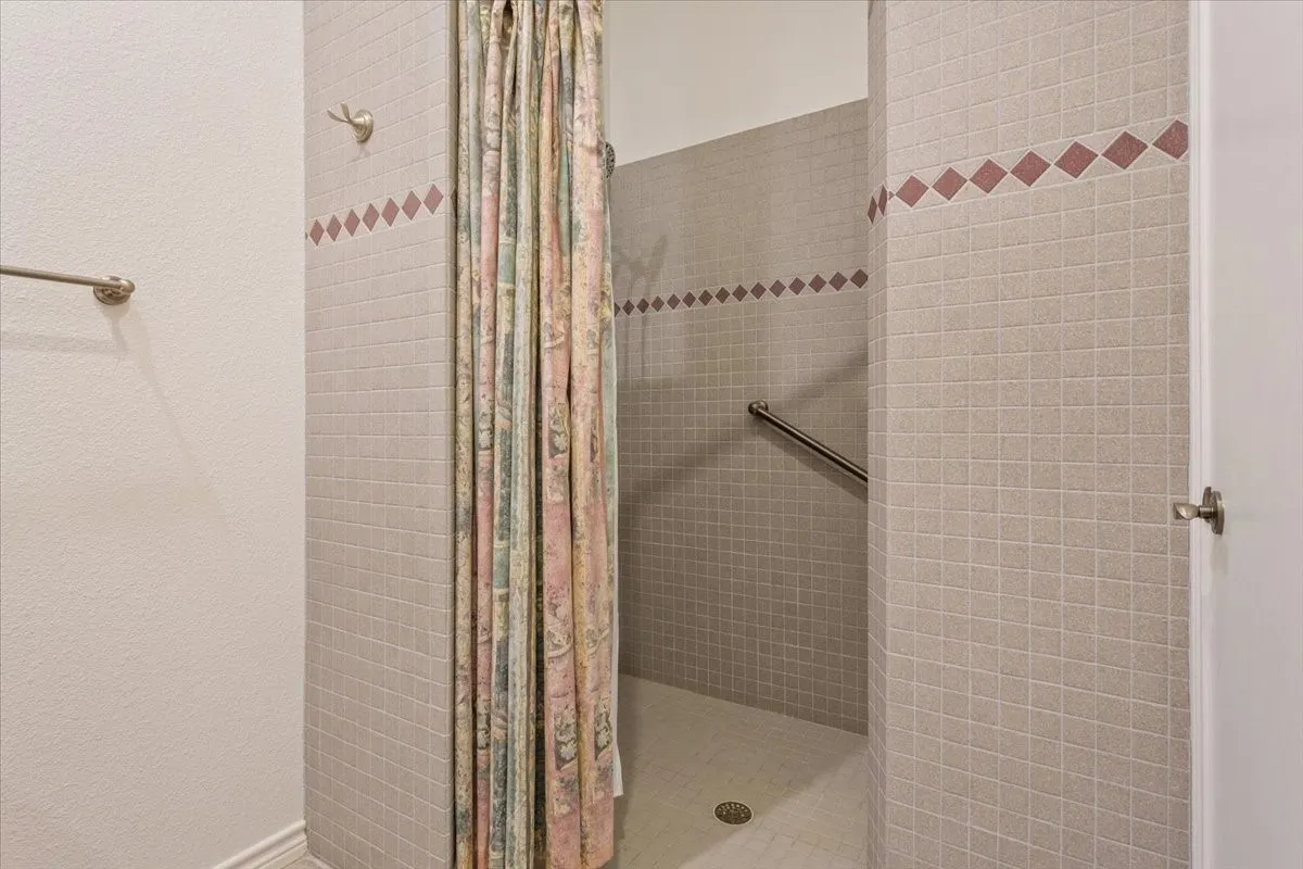 Single Family Residence For Sale in Bosque County , 150 County Road 1604, Clifton, Texas 76634, 4 Bedroom, 6 Bathroom, Garage spaces, 3,412 Sqft, built in 1960, mls#21256144, Real Estate Agent in Clifton, Homes For Sale in Bosque county, Homes For Sale in Clifton, Realtor in Clifton Texas, Real Estate Brokerage Independent Realty Texas, Luminita Cordes Realtor