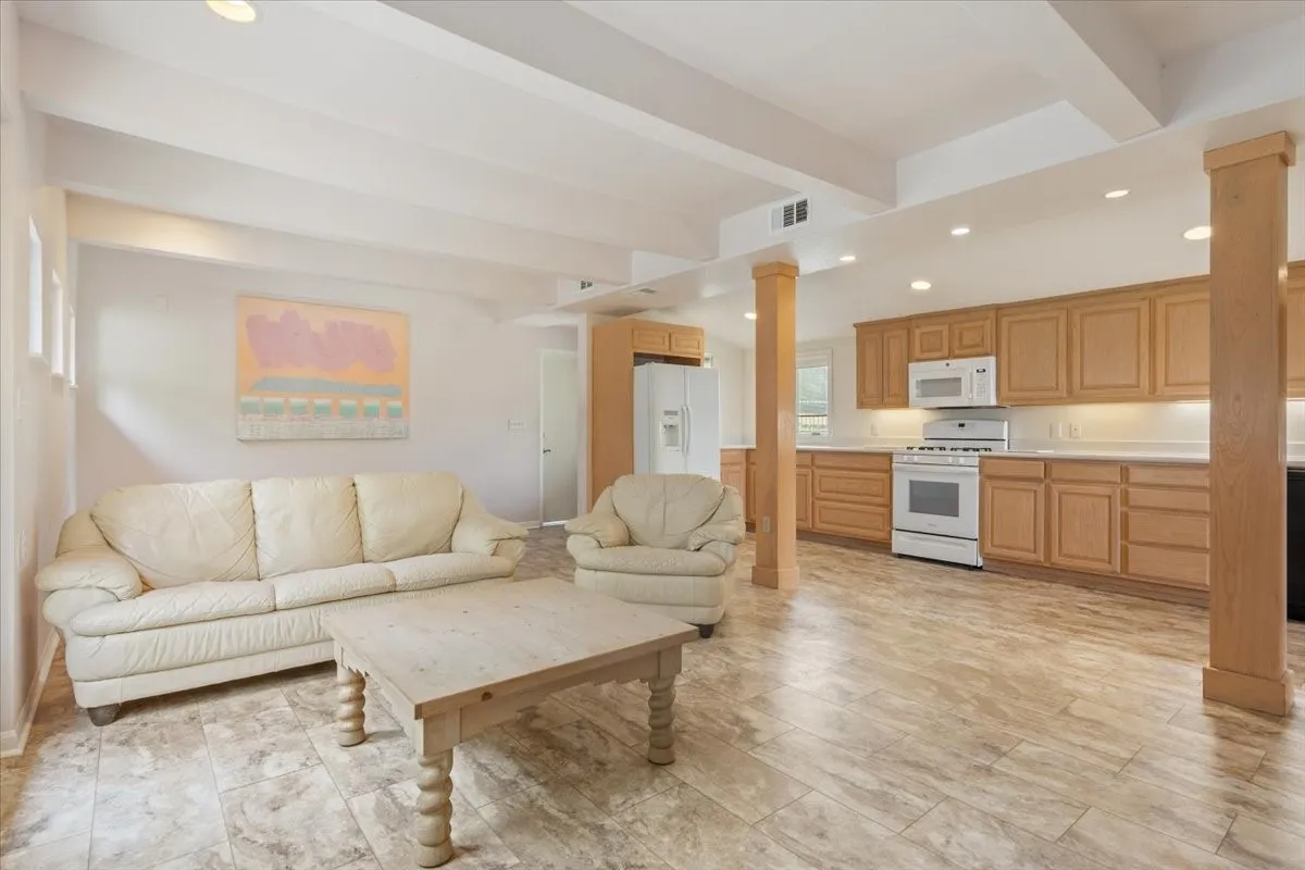 Single Family Residence For Sale in Bosque County , 150 County Road 1604, Clifton, Texas 76634, 4 Bedroom, 6 Bathroom, Garage spaces, 3,412 Sqft, built in 1960, mls#21256144, Real Estate Agent in Clifton, Homes For Sale in Bosque county, Homes For Sale in Clifton, Realtor in Clifton Texas, Real Estate Brokerage Independent Realty Texas, Luminita Cordes Realtor