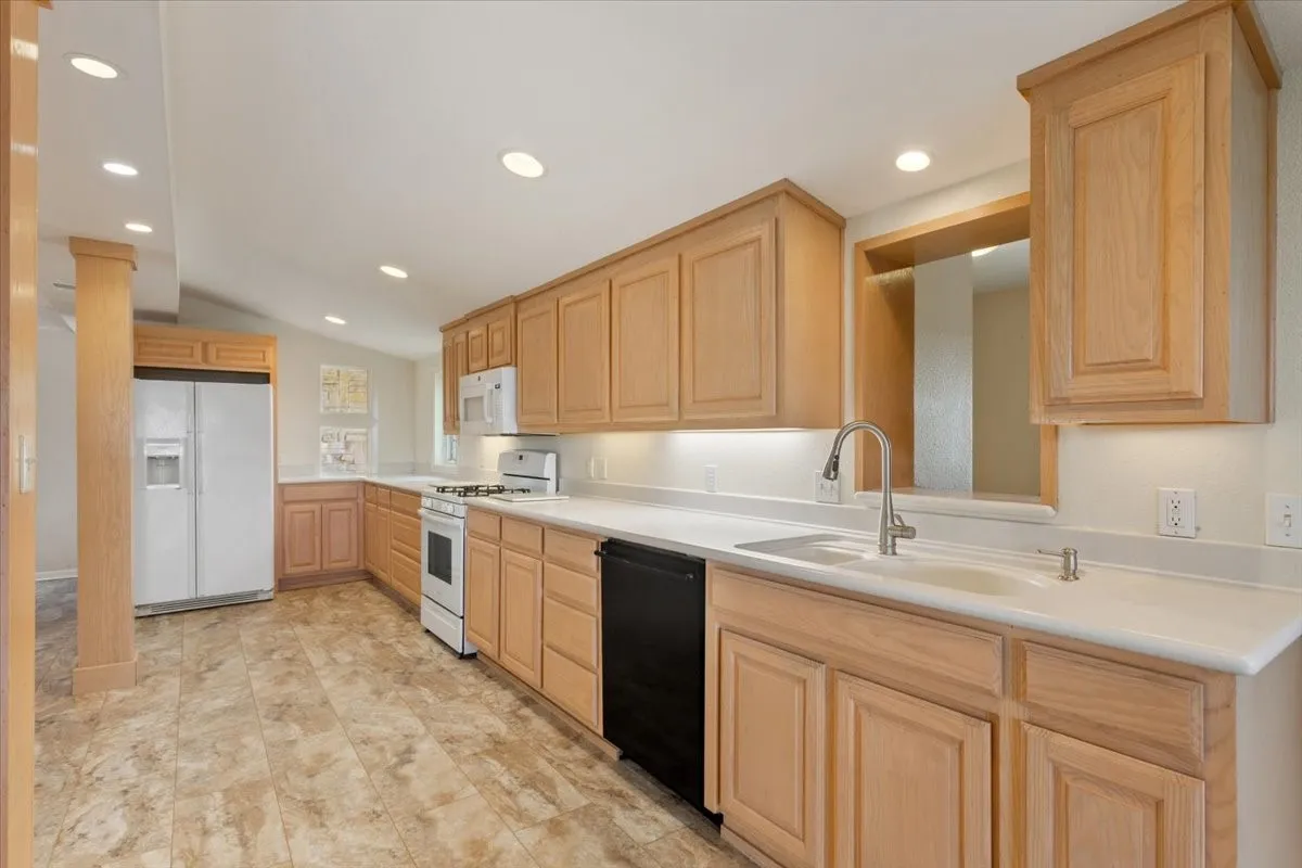 Single Family Residence For Sale in Bosque County , 150 County Road 1604, Clifton, Texas 76634, 4 Bedroom, 6 Bathroom, Garage spaces, 3,412 Sqft, built in 1960, mls#21256144, Real Estate Agent in Clifton, Homes For Sale in Bosque county, Homes For Sale in Clifton, Realtor in Clifton Texas, Real Estate Brokerage Independent Realty Texas, Luminita Cordes Realtor