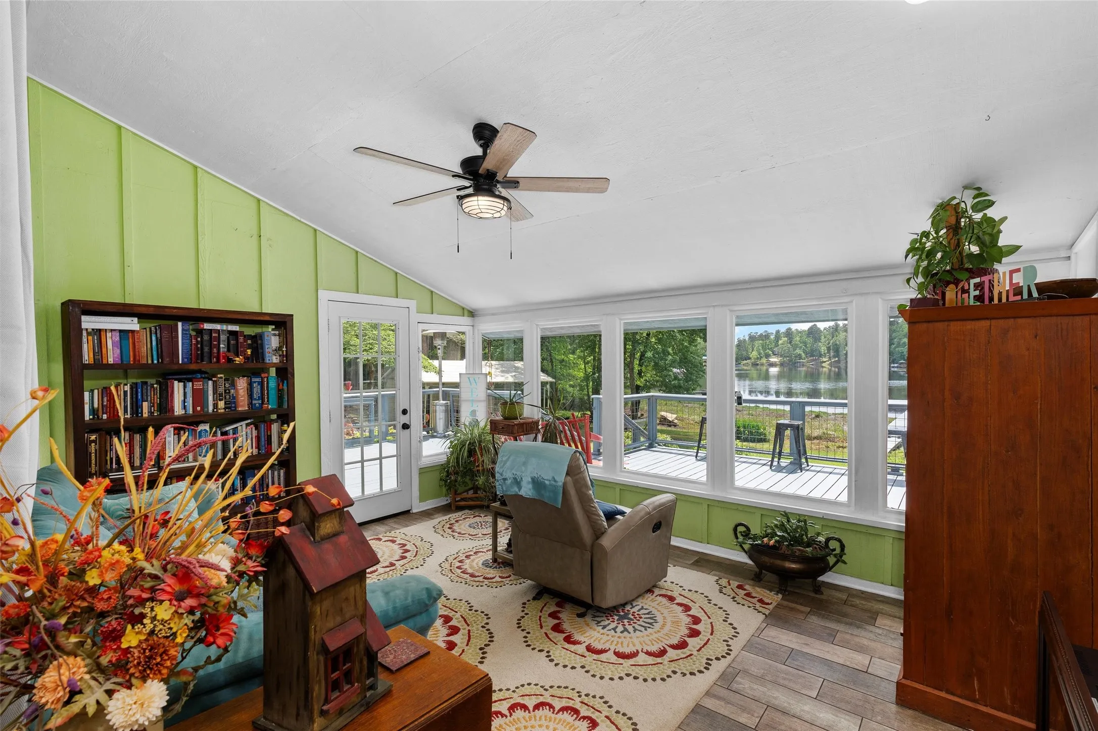 Sunroom with vaulted ceiling and an integrated ceiling fan