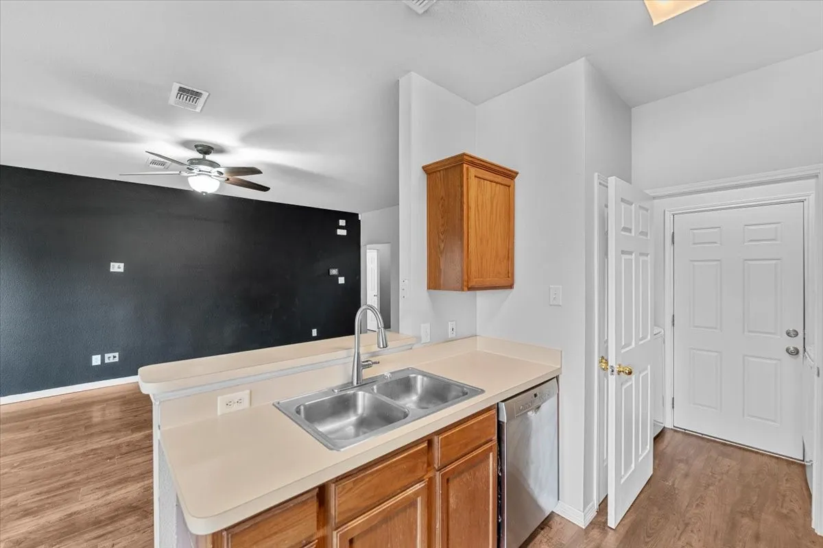 Single Family Residence For Sale in Tarrant County , 10505 Braewood Drive, Fort Worth, Texas 76131, 3 Bedroom, 2 Bathroom, 2 Garage spaces, 1,288 Sqft, built in 2002, mls#21263933, Real Estate Agent in Fort Worth, Homes For Sale in Tarrant county, Homes For Sale in Fort Worth, Realtor in Fort Worth Texas, Real Estate Brokerage Independent Realty Texas, Luminita Cordes Realtor