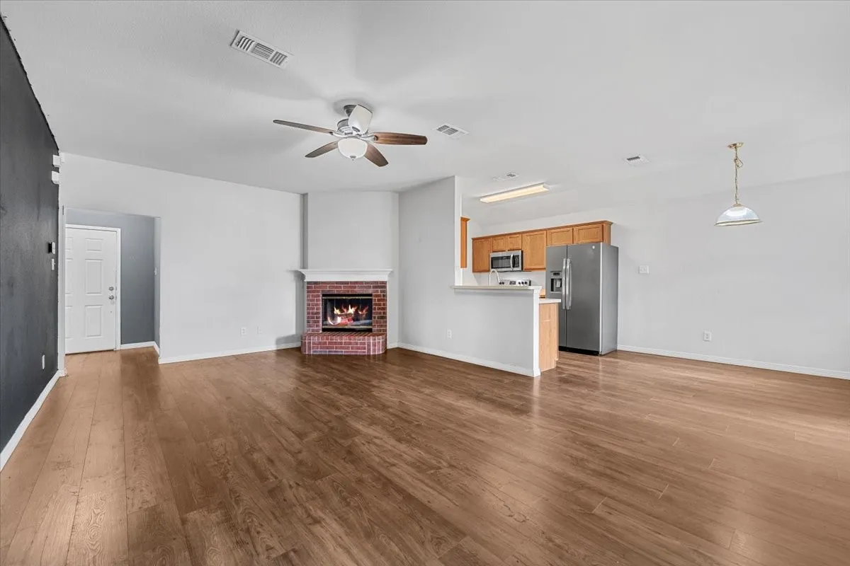 Single Family Residence For Sale in Tarrant County , 10505 Braewood Drive, Fort Worth, Texas 76131, 3 Bedroom, 2 Bathroom, 2 Garage spaces, 1,288 Sqft, built in 2002, mls#21263933, Real Estate Agent in Fort Worth, Homes For Sale in Tarrant county, Homes For Sale in Fort Worth, Realtor in Fort Worth Texas, Real Estate Brokerage Independent Realty Texas, Luminita Cordes Realtor