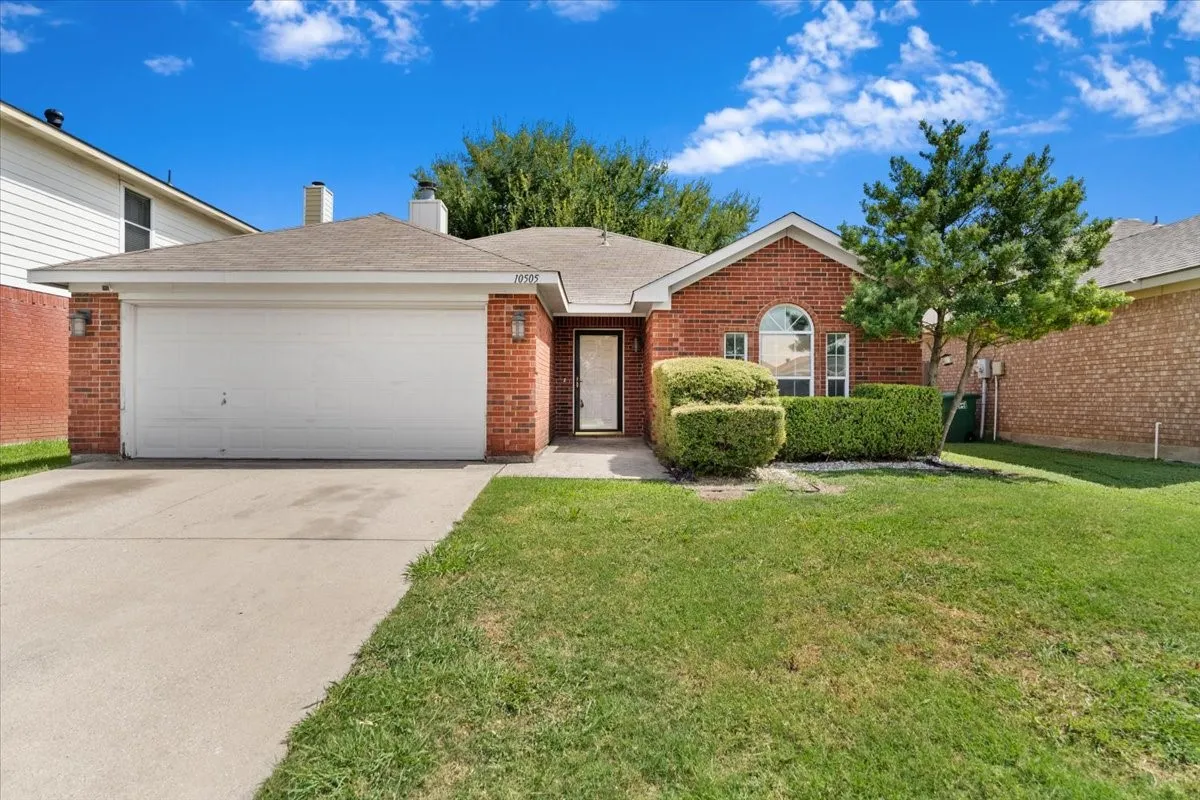 Single Family Residence For Sale in Tarrant County , 10505 Braewood Drive, Fort Worth, Texas 76131, 3 Bedroom, 2 Bathroom, 2 Garage spaces, 1,288 Sqft, built in 2002, mls#21263933, Real Estate Agent in Fort Worth, Homes For Sale in Tarrant county, Homes For Sale in Fort Worth, Realtor in Fort Worth Texas, Real Estate Brokerage Independent Realty Texas, Luminita Cordes Realtor
