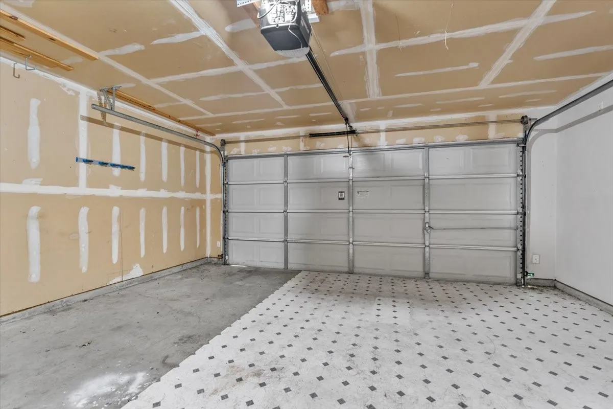 Single Family Residence For Sale in Tarrant County , 10505 Braewood Drive, Fort Worth, Texas 76131, 3 Bedroom, 2 Bathroom, 2 Garage spaces, 1,288 Sqft, built in 2002, mls#21263933, Real Estate Agent in Fort Worth, Homes For Sale in Tarrant county, Homes For Sale in Fort Worth, Realtor in Fort Worth Texas, Real Estate Brokerage Independent Realty Texas, Luminita Cordes Realtor