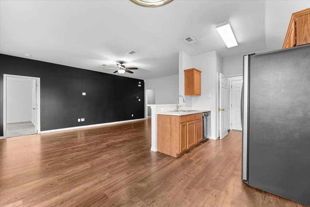 Single Family Residence For Sale in Tarrant County , 10505 Braewood Drive, Fort Worth, Texas 76131, 3 Bedroom, 2 Bathroom, 2 Garage spaces, 1,288 Sqft, built in 2002, mls#21263933, Real Estate Agent in Fort Worth, Homes For Sale in Tarrant county, Homes For Sale in Fort Worth, Realtor in Fort Worth Texas, Real Estate Brokerage Independent Realty Texas, Luminita Cordes Realtor