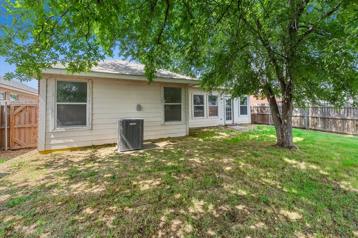 Single Family Residence For Sale in Tarrant County , 10505 Braewood Drive, Fort Worth, Texas 76131, 3 Bedroom, 2 Bathroom, 2 Garage spaces, 1,288 Sqft, built in 2002, mls#21263933, Real Estate Agent in Fort Worth, Homes For Sale in Tarrant county, Homes For Sale in Fort Worth, Realtor in Fort Worth Texas, Real Estate Brokerage Independent Realty Texas, Luminita Cordes Realtor