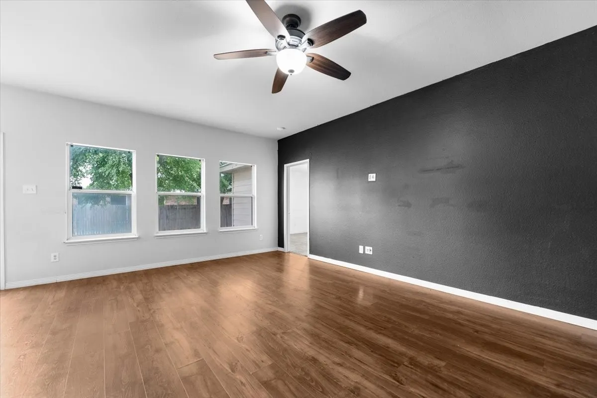 Single Family Residence For Sale in Tarrant County , 10505 Braewood Drive, Fort Worth, Texas 76131, 3 Bedroom, 2 Bathroom, 2 Garage spaces, 1,288 Sqft, built in 2002, mls#21263933, Real Estate Agent in Fort Worth, Homes For Sale in Tarrant county, Homes For Sale in Fort Worth, Realtor in Fort Worth Texas, Real Estate Brokerage Independent Realty Texas, Luminita Cordes Realtor