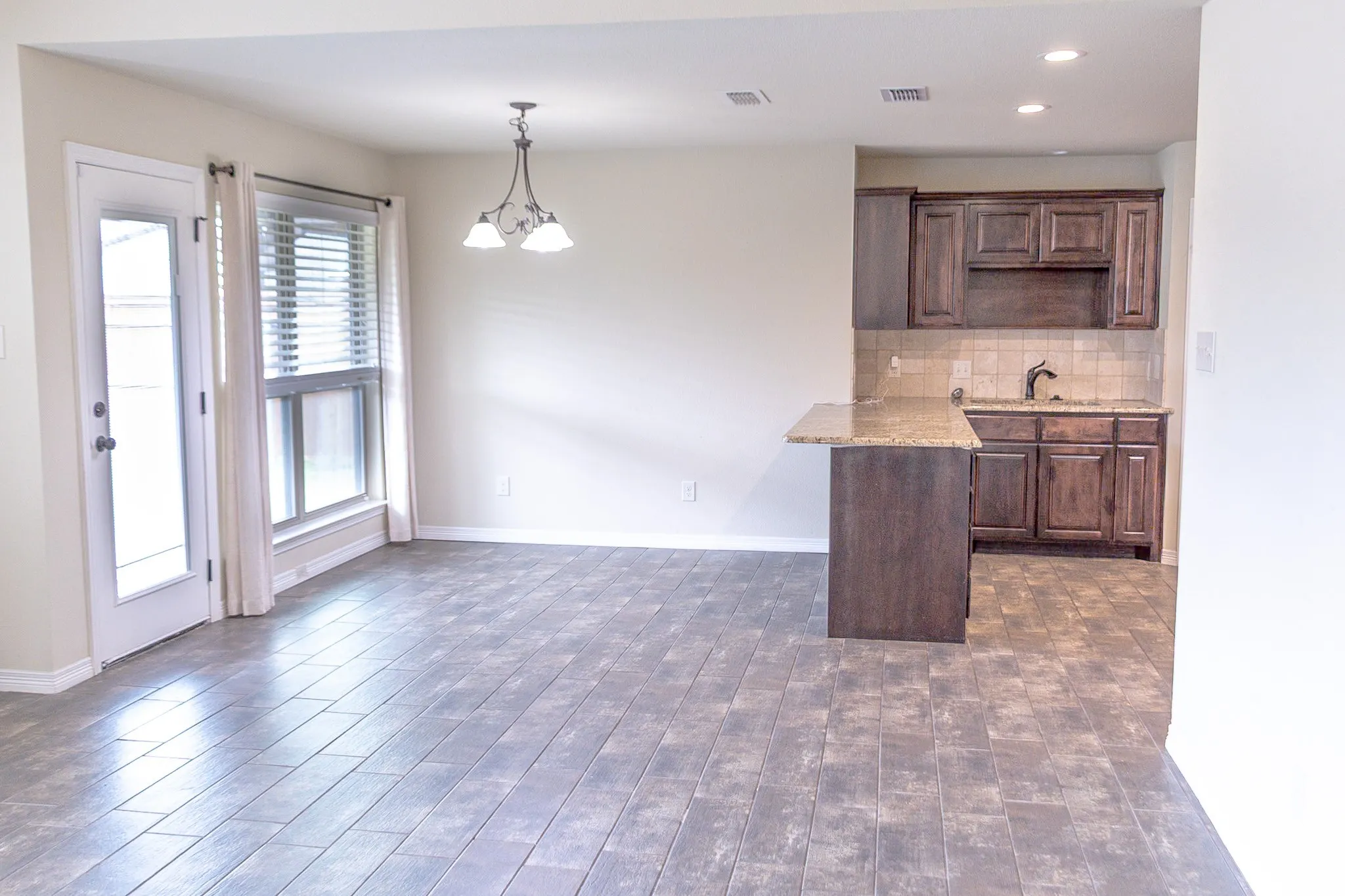 Single Family Residence For Sale in Ellis County , 103 Palomino Drive, Palmer, Texas 75152, 3 Bedrooms, 2 Bathrooms, 2 Garage spaces, 1,519 Sqft, built in 2016, Price $330,000, mls#21258075, Real Estate Agent in Palmer, Homes For Sale in Ellis county, Homes For Sale in Palmer, Realtor in Palmer Texas, Real Estate Brokerage Independent Realty Texas, Luminita Cordes Realtor