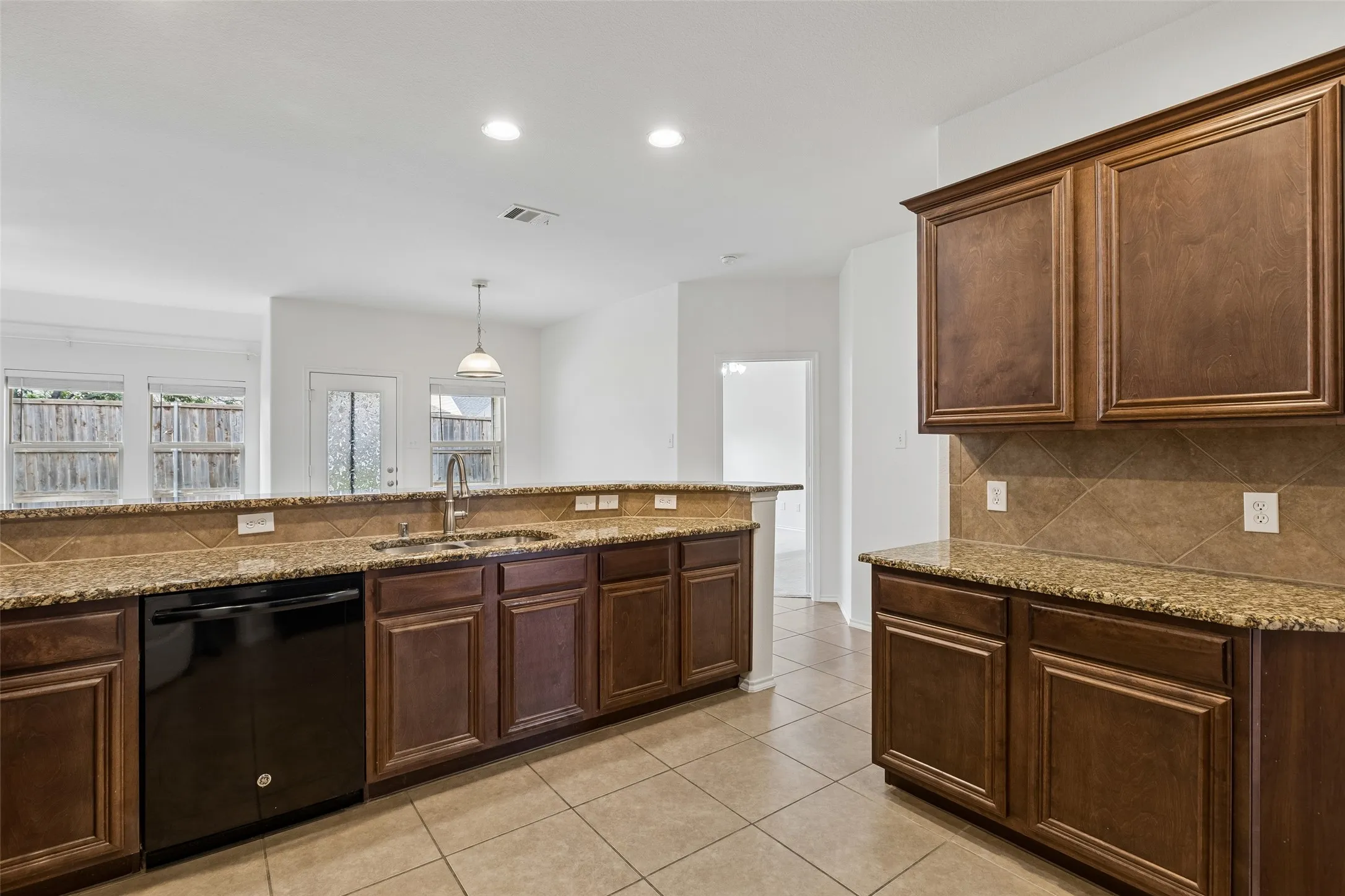 Single Family Residence For Sale in Collin County , 9712 Starfire Drive, Mc Kinney, Texas 75072, 4 Bedroom, 2 Bathroom, 2 Garage spaces, 2,045 Sqft, built in 2009, mls#21263965, Real Estate Agent in Mc Kinney, Homes For Sale in Collin county, Homes For Sale in Mc Kinney, Realtor in Mc Kinney Texas, Real Estate Brokerage Independent Realty Texas, Luminita Cordes Realtor