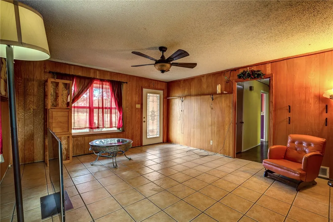 Living & Breakfast area
