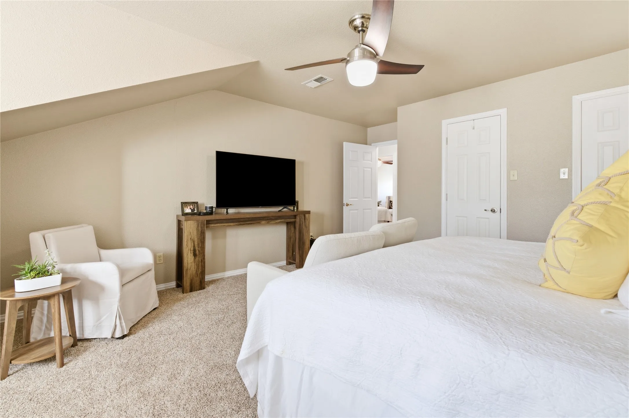 Single Family Residence For Sale in Taylor County , 125 Lytle Place Drive, Abilene, Texas 79602, 5 Bedroom, 4 Bathroom, 2 Garage spaces, 3,505 Sqft, built in 1982, mls#21263992, Real Estate Agent in Abilene, Homes For Sale in Taylor county, Homes For Sale in Abilene, Realtor in Abilene Texas, Real Estate Brokerage Independent Realty Texas, Luminita Cordes Realtor