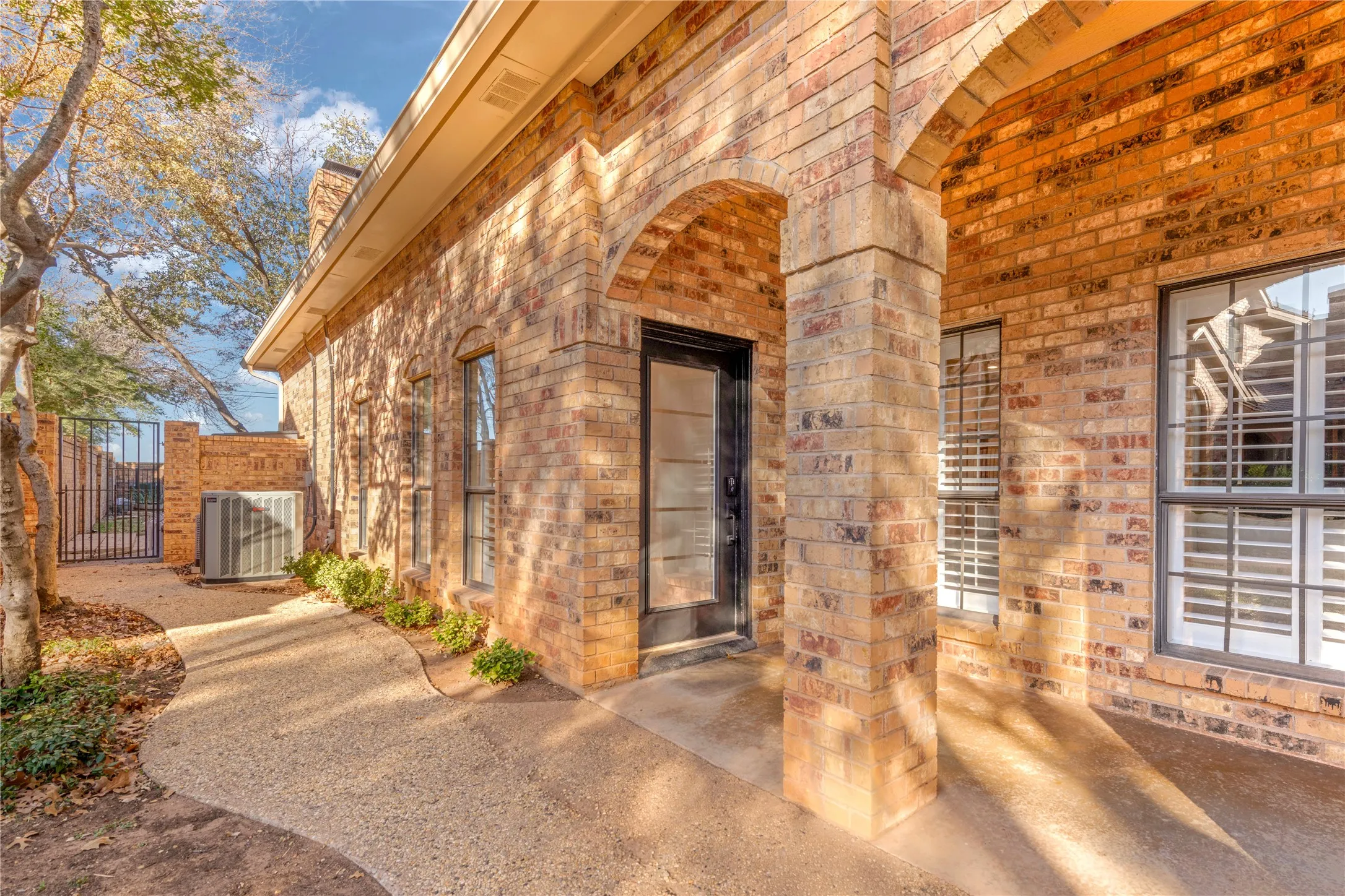 Single Family Residence For Sale in Taylor County , 125 Lytle Place Drive, Abilene, Texas 79602, 5 Bedroom, 4 Bathroom, 2 Garage spaces, 3,505 Sqft, built in 1982, mls#21263992, Real Estate Agent in Abilene, Homes For Sale in Taylor county, Homes For Sale in Abilene, Realtor in Abilene Texas, Real Estate Brokerage Independent Realty Texas, Luminita Cordes Realtor