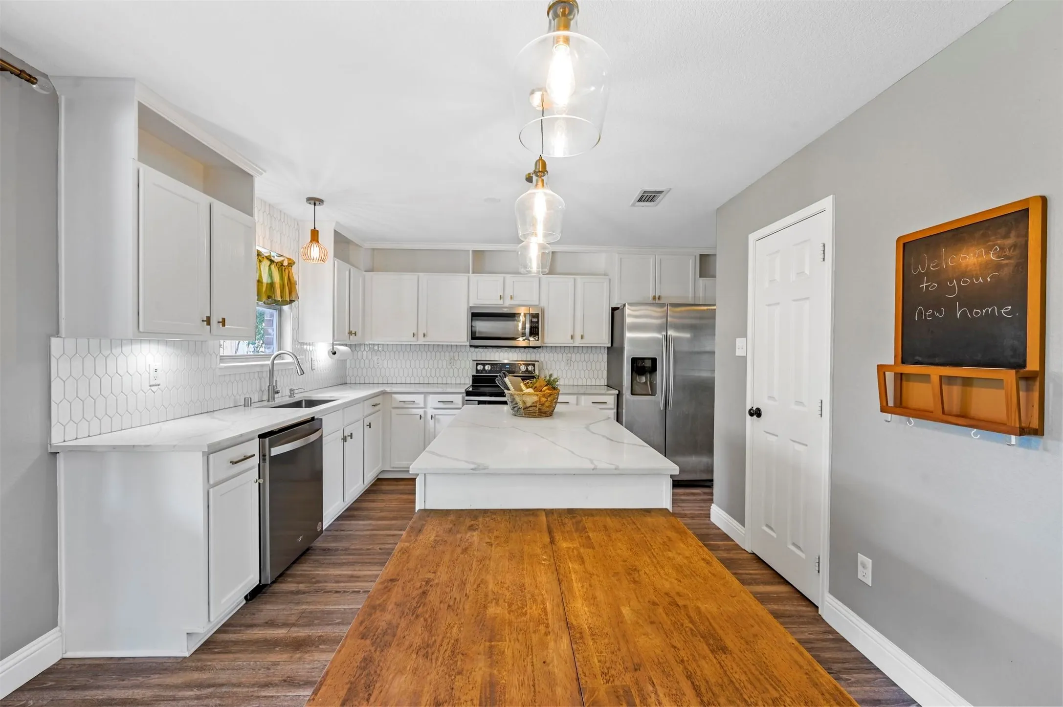 Single Family Residence For Sale in Denton County , 1516 Sequoia Grove Lane, Lewisville, Texas 75067, 3 Bedroom, 3 Bathroom, 2 Garage spaces, 2,255 Sqft, built in 2002, mls#21258243, Real Estate Agent in Lewisville, Homes For Sale in Denton county, Homes For Sale in Lewisville, Realtor in Lewisville Texas, Real Estate Brokerage Independent Realty Texas, Luminita Cordes Realtor