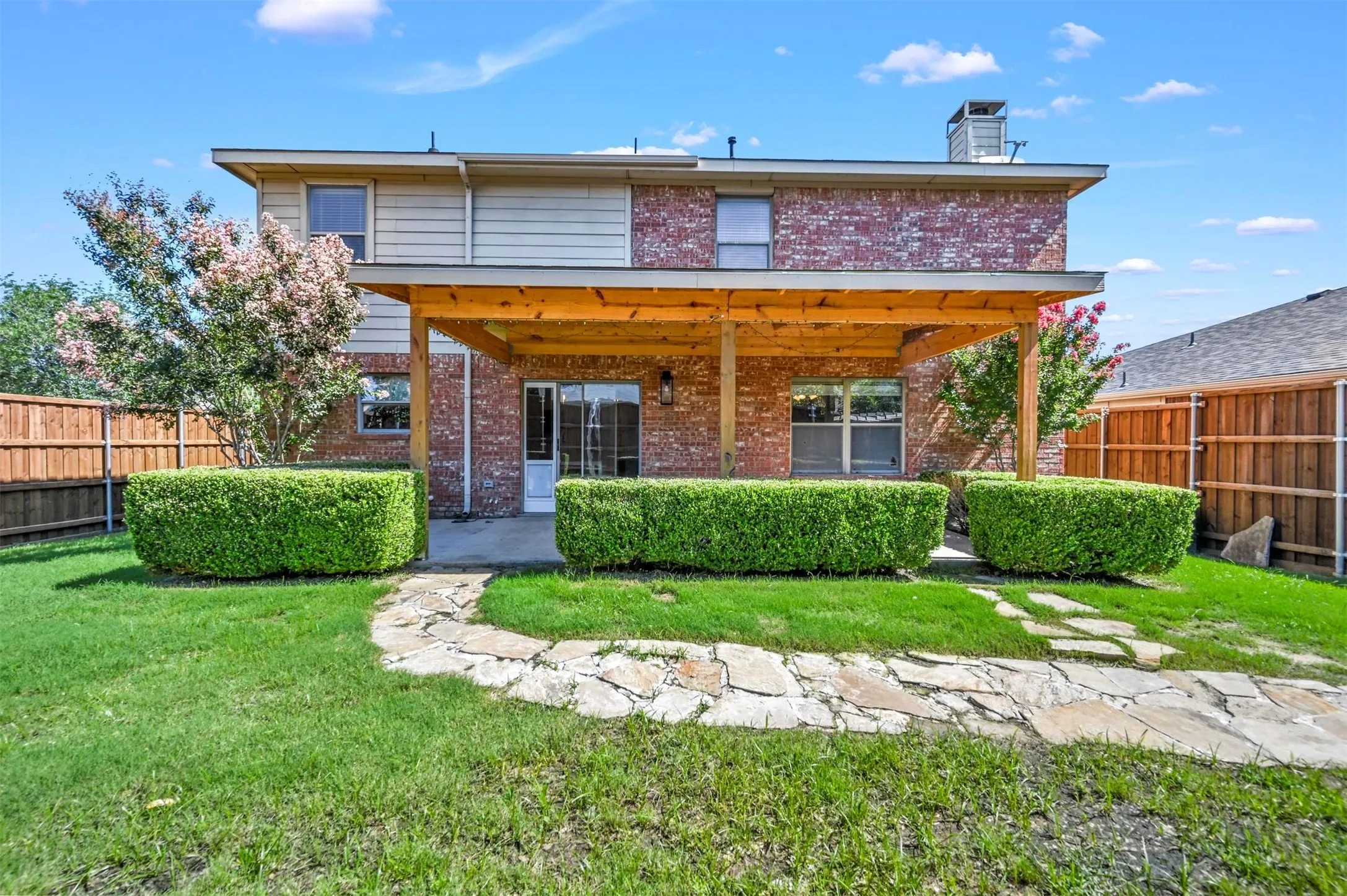 Single Family Residence For Sale in Denton County , 1516 Sequoia Grove Lane, Lewisville, Texas 75067, 3 Bedroom, 3 Bathroom, 2 Garage spaces, 2,255 Sqft, built in 2002, mls#21258243, Real Estate Agent in Lewisville, Homes For Sale in Denton county, Homes For Sale in Lewisville, Realtor in Lewisville Texas, Real Estate Brokerage Independent Realty Texas, Luminita Cordes Realtor