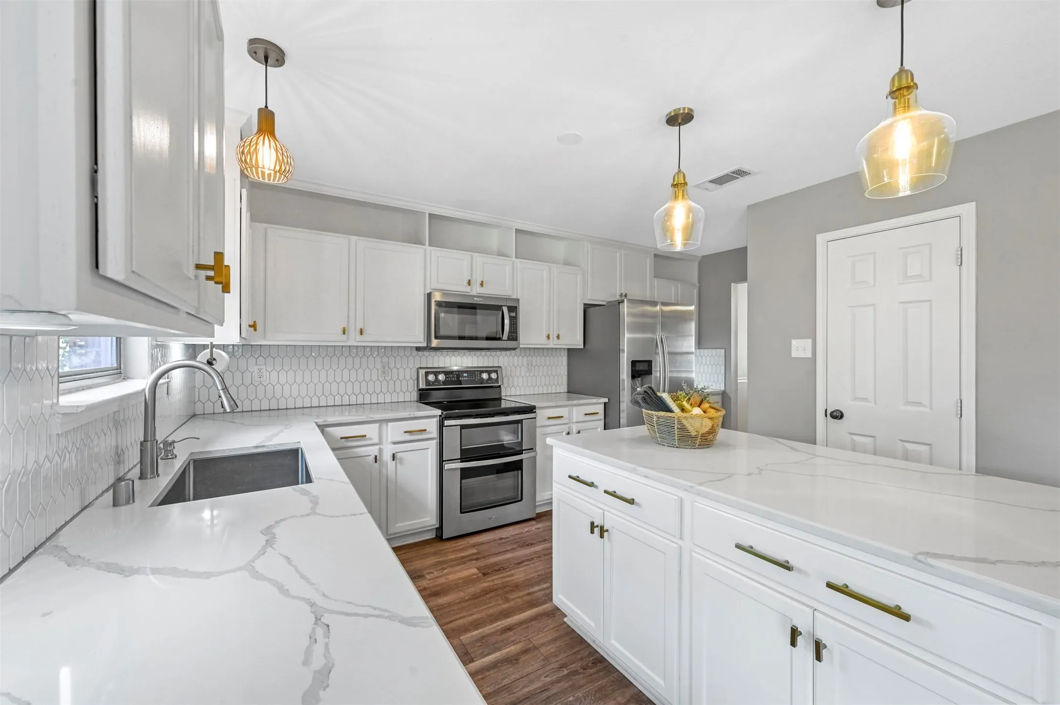 Single Family Residence For Sale in Denton County , 1516 Sequoia Grove Lane, Lewisville, Texas 75067, 3 Bedroom, 3 Bathroom, 2 Garage spaces, 2,255 Sqft, built in 2002, mls#21258243, Real Estate Agent in Lewisville, Homes For Sale in Denton county, Homes For Sale in Lewisville, Realtor in Lewisville Texas, Real Estate Brokerage Independent Realty Texas, Luminita Cordes Realtor