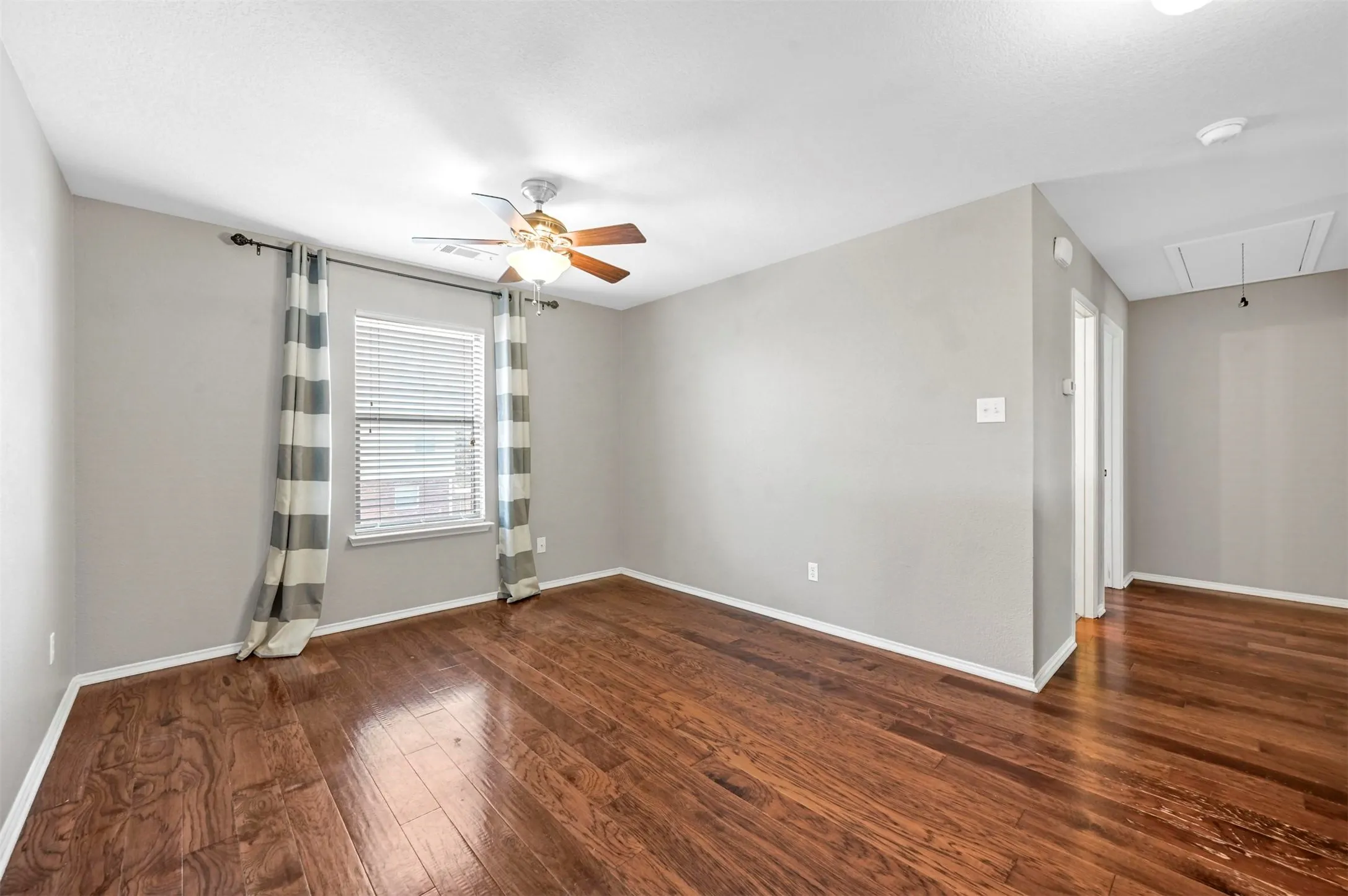 Single Family Residence For Sale in Denton County , 1516 Sequoia Grove Lane, Lewisville, Texas 75067, 3 Bedroom, 3 Bathroom, 2 Garage spaces, 2,255 Sqft, built in 2002, mls#21258243, Real Estate Agent in Lewisville, Homes For Sale in Denton county, Homes For Sale in Lewisville, Realtor in Lewisville Texas, Real Estate Brokerage Independent Realty Texas, Luminita Cordes Realtor
