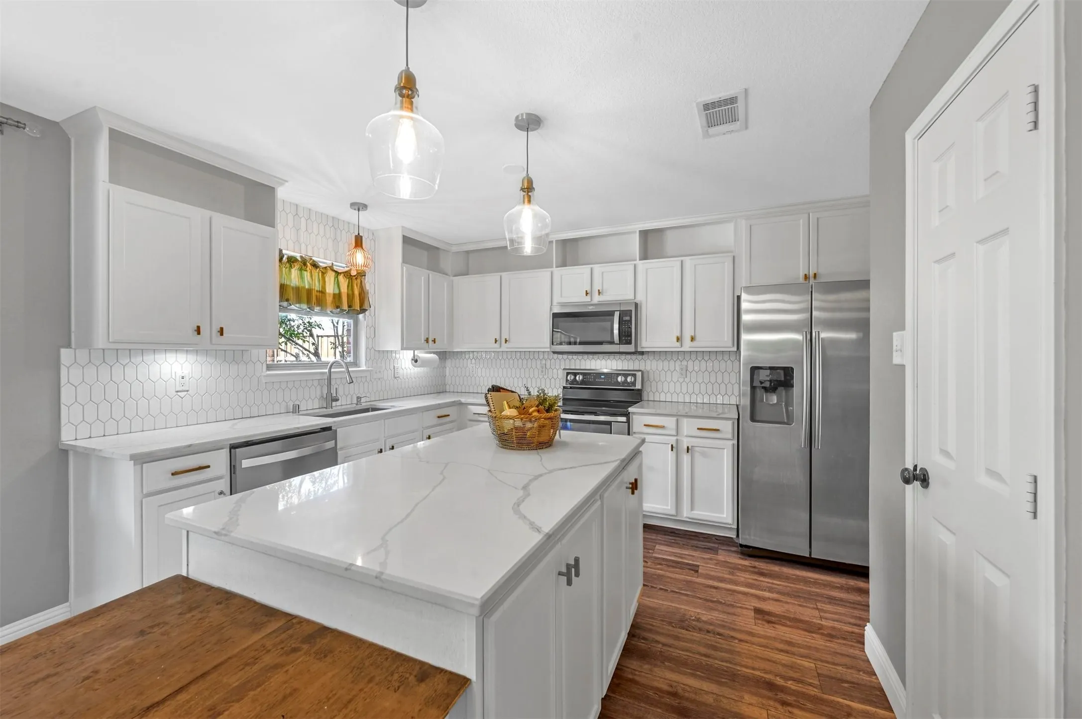 Single Family Residence For Sale in Denton County , 1516 Sequoia Grove Lane, Lewisville, Texas 75067, 3 Bedroom, 3 Bathroom, 2 Garage spaces, 2,255 Sqft, built in 2002, mls#21258243, Real Estate Agent in Lewisville, Homes For Sale in Denton county, Homes For Sale in Lewisville, Realtor in Lewisville Texas, Real Estate Brokerage Independent Realty Texas, Luminita Cordes Realtor