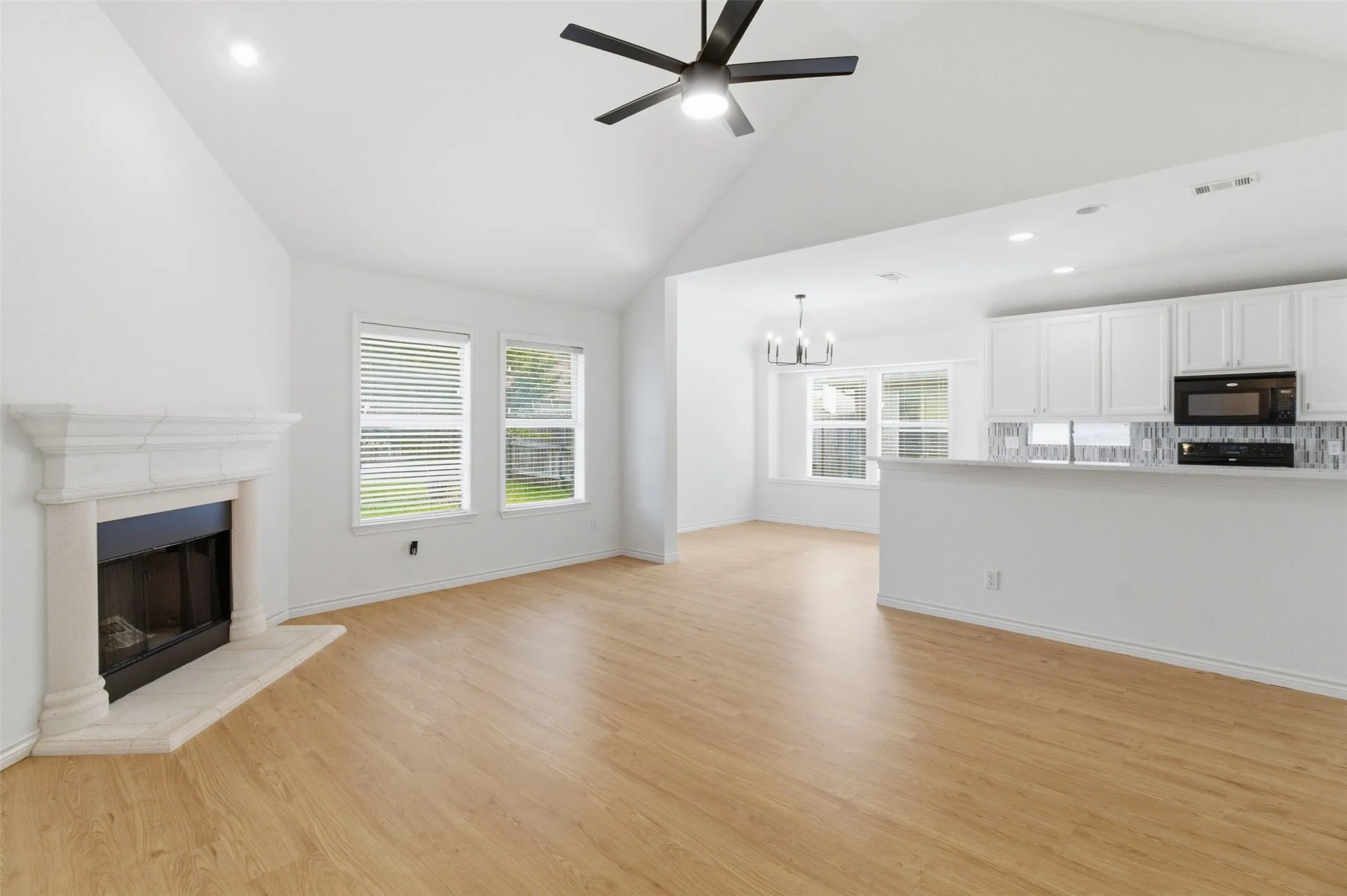 Single Family Residence For Sale in Collin County , 924 Bowie Drive, Lavon, Texas 75166, 3 Bedroom, 2 Bathroom, 2 Garage spaces, 1,518 Sqft, built in 2008, mls#21264034, Real Estate Agent in Lavon, Homes For Sale in Collin county, Homes For Sale in Lavon, Realtor in Lavon Texas, Real Estate Brokerage Independent Realty Texas, Luminita Cordes Realtor