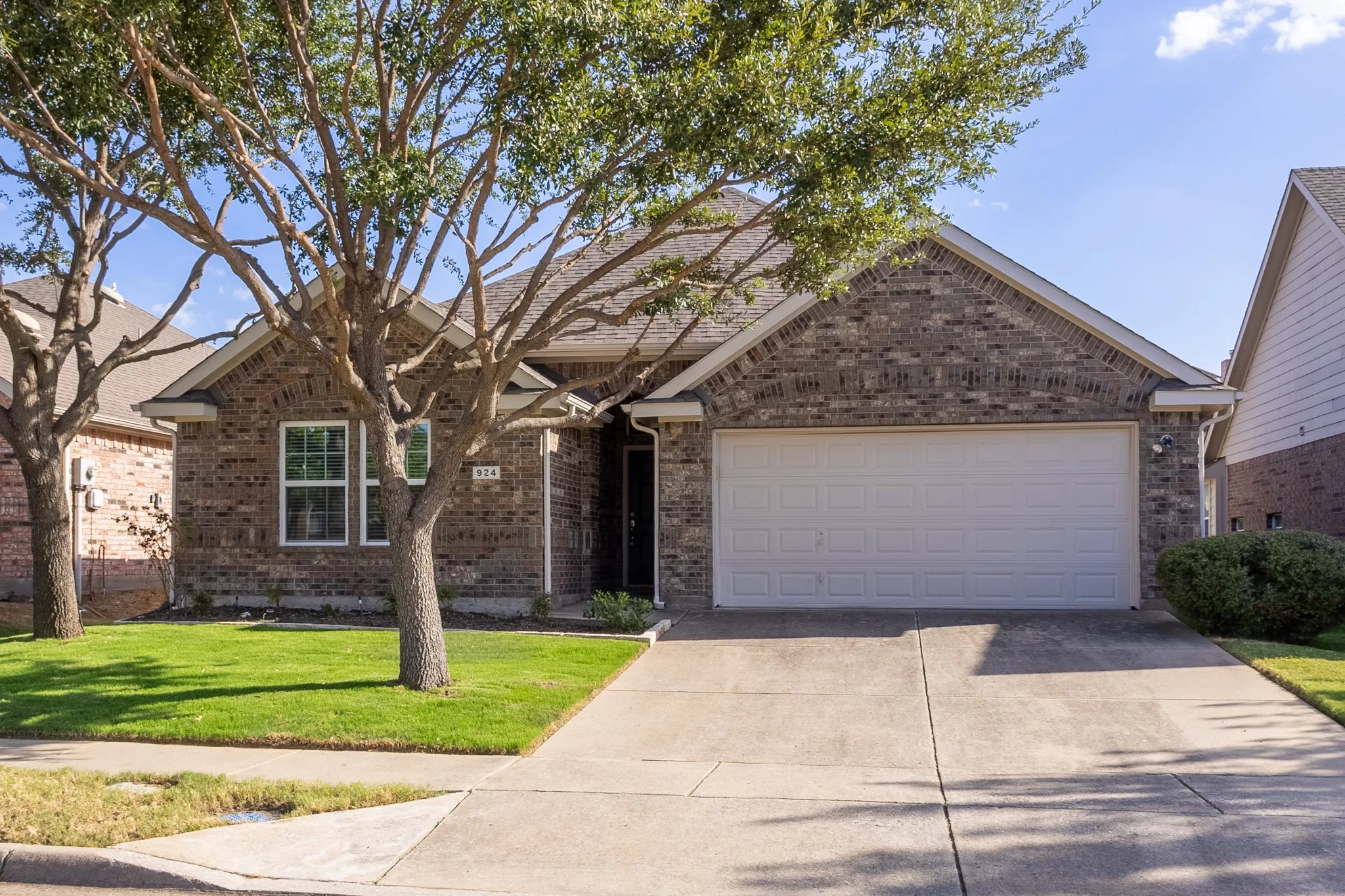 Single Family Residence For Sale in Collin County , 924 Bowie Drive, Lavon, Texas 75166, 3 Bedroom, 2 Bathroom, 2 Garage spaces, 1,518 Sqft, built in 2008, mls#21264034, Real Estate Agent in Lavon, Homes For Sale in Collin county, Homes For Sale in Lavon, Realtor in Lavon Texas, Real Estate Brokerage Independent Realty Texas, Luminita Cordes Realtor
