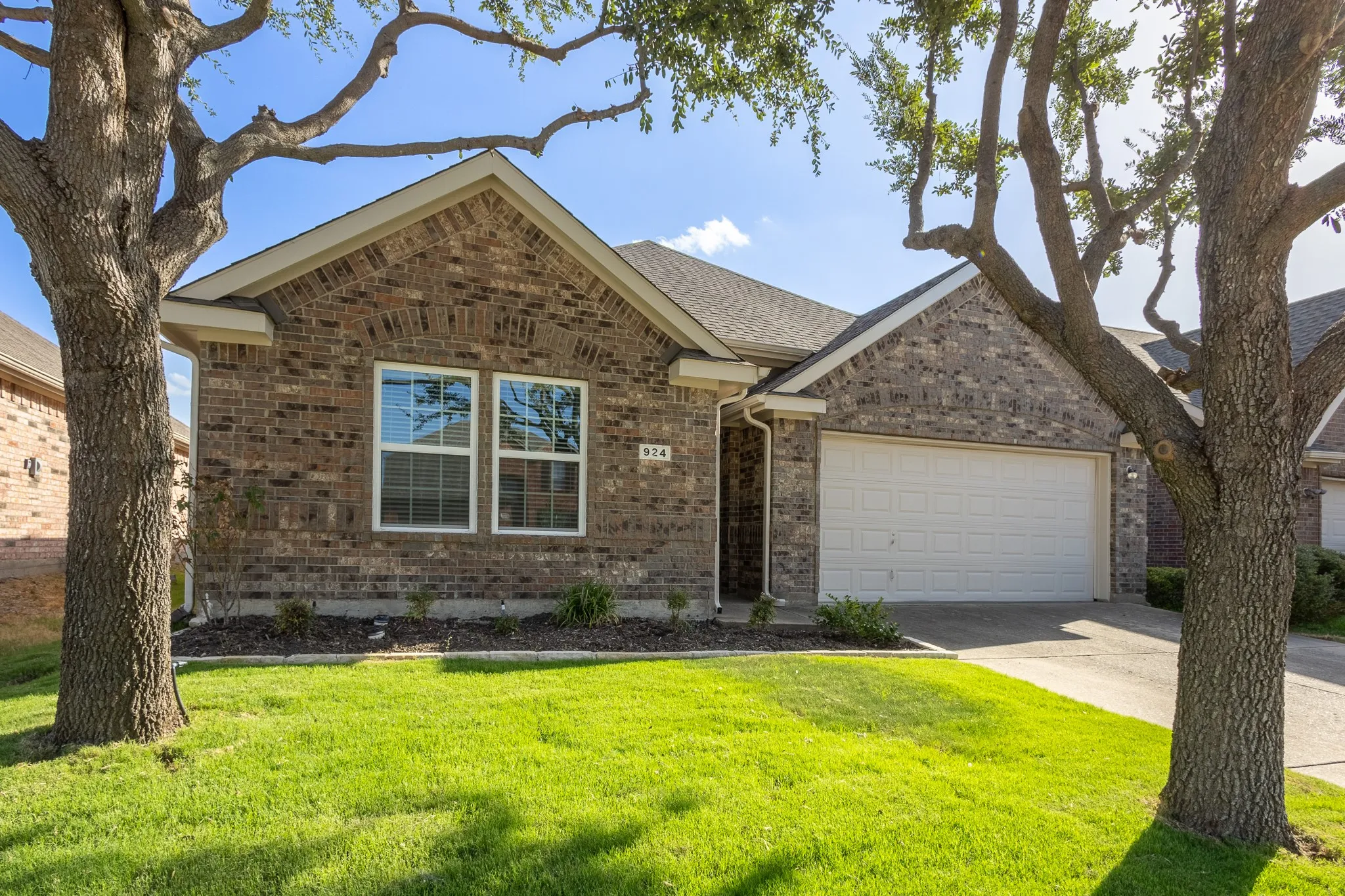 Single Family Residence For Sale in Collin County , 924 Bowie Drive, Lavon, Texas 75166, 3 Bedroom, 2 Bathroom, 2 Garage spaces, 1,518 Sqft, built in 2008, mls#21264034, Real Estate Agent in Lavon, Homes For Sale in Collin county, Homes For Sale in Lavon, Realtor in Lavon Texas, Real Estate Brokerage Independent Realty Texas, Luminita Cordes Realtor
