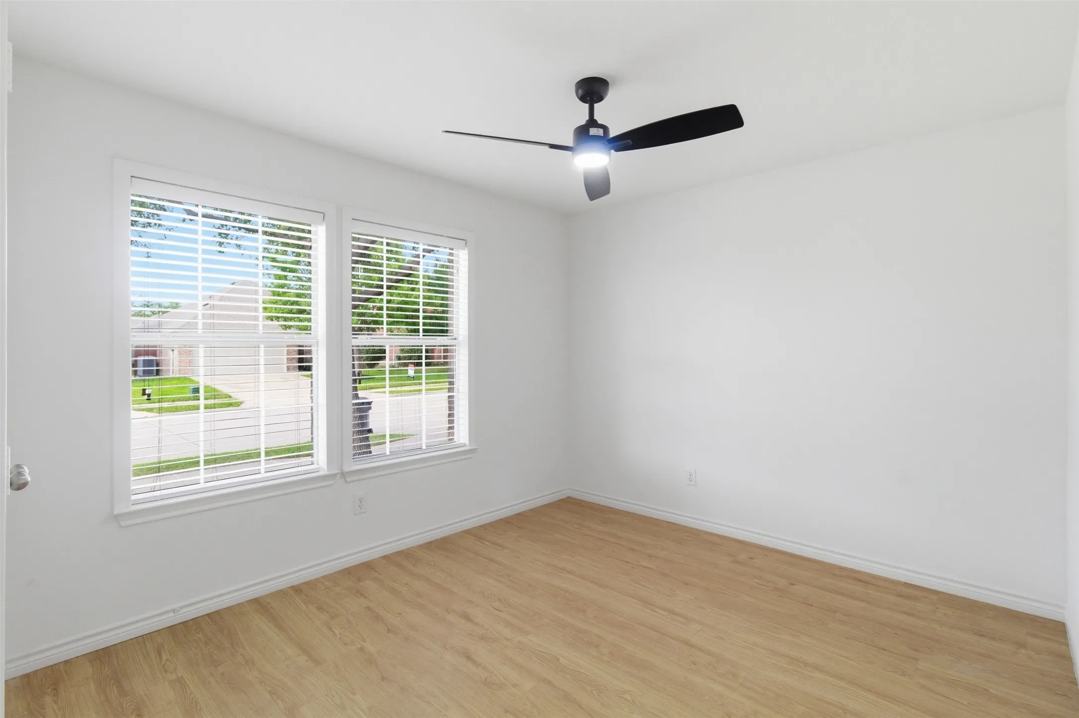 Single Family Residence For Sale in Collin County , 924 Bowie Drive, Lavon, Texas 75166, 3 Bedroom, 2 Bathroom, 2 Garage spaces, 1,518 Sqft, built in 2008, mls#21264034, Real Estate Agent in Lavon, Homes For Sale in Collin county, Homes For Sale in Lavon, Realtor in Lavon Texas, Real Estate Brokerage Independent Realty Texas, Luminita Cordes Realtor