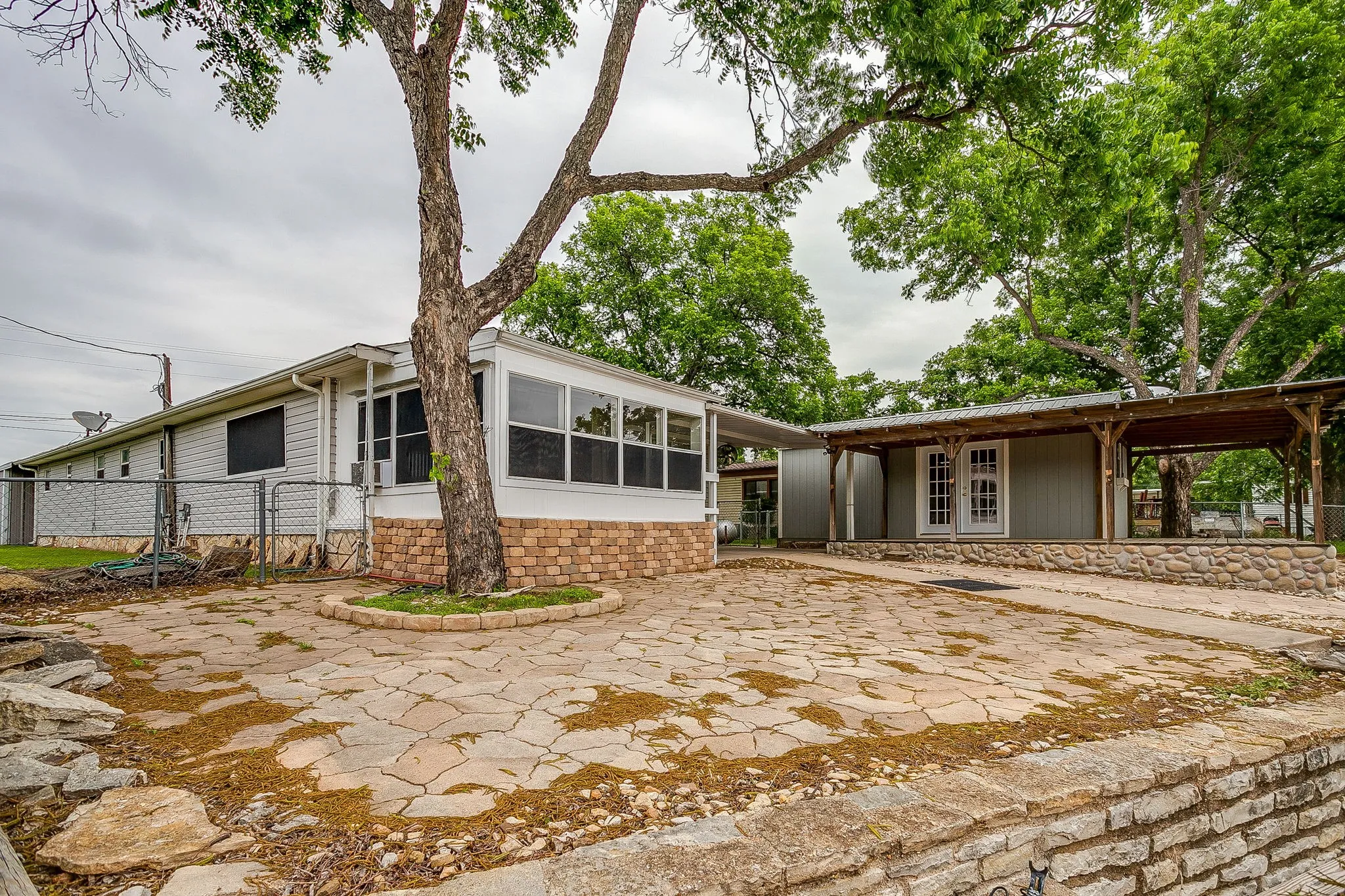 Mobile Home For Sale in Hood County , 4006 Lands End Court, Granbury, Texas 76048, 4 Bedroom, 2 Bathroom, Garage spaces, 1,629 Sqft, built in 1969, mls#21263065, Real Estate Agent in Granbury, Homes For Sale in Hood county, Homes For Sale in Granbury, Realtor in Granbury Texas, Real Estate Brokerage Independent Realty Texas, Luminita Cordes Realtor