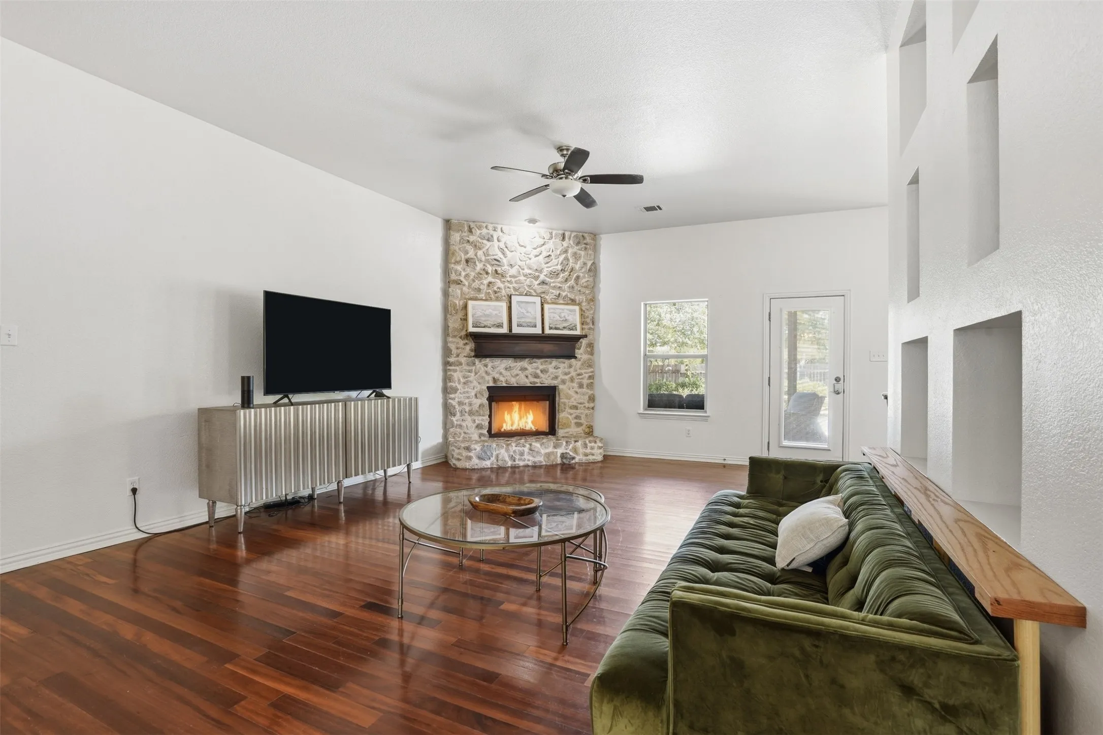 Single Family Residence For Sale in Parker County , 107 Clyde Drive, Aledo, Texas 76008, 5 Bedroom, 3 Bathroom, 2 Garage spaces, 2,766 Sqft, built in 2003, mls#21261192, Real Estate Agent in Aledo, Homes For Sale in Parker county, Homes For Sale in Aledo, Realtor in Aledo Texas, Real Estate Brokerage Independent Realty Texas, Luminita Cordes Realtor