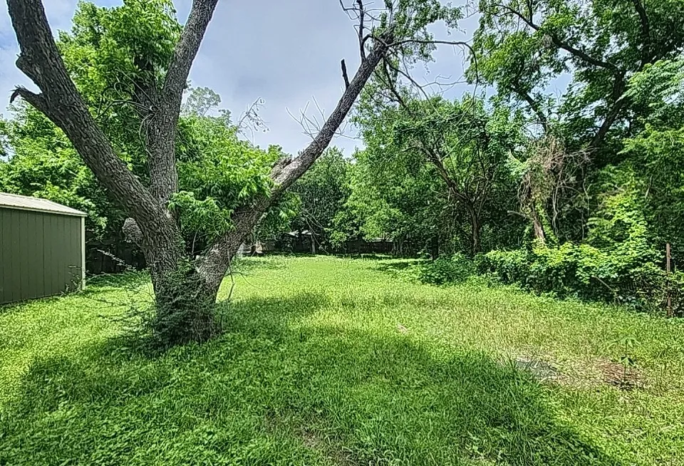 Single Family Residence For Sale in Johnson County , 218 S Buffalo Avenue, Cleburne, Texas 76033, 3 Bedroom, 2 Bathroom, Garage spaces, 1,510 Sqft, built in 1945, mls#21263744, Real Estate Agent in Cleburne, Homes For Sale in Johnson county, Homes For Sale in Cleburne, Realtor in Cleburne Texas, Real Estate Brokerage Independent Realty Texas, Luminita Cordes Realtor