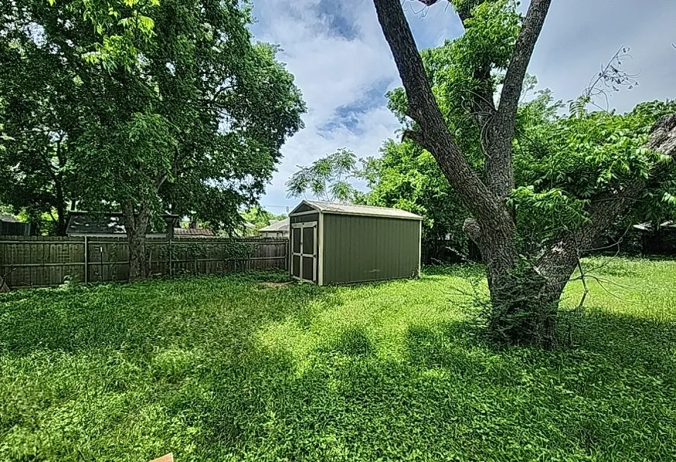 Single Family Residence For Sale in Johnson County , 218 S Buffalo Avenue, Cleburne, Texas 76033, 3 Bedroom, 2 Bathroom, Garage spaces, 1,510 Sqft, built in 1945, mls#21263744, Real Estate Agent in Cleburne, Homes For Sale in Johnson county, Homes For Sale in Cleburne, Realtor in Cleburne Texas, Real Estate Brokerage Independent Realty Texas, Luminita Cordes Realtor