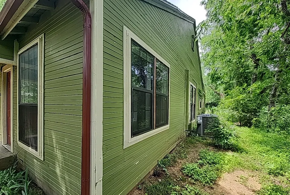 Single Family Residence For Sale in Johnson County , 218 S Buffalo Avenue, Cleburne, Texas 76033, 3 Bedroom, 2 Bathroom, Garage spaces, 1,510 Sqft, built in 1945, mls#21263744, Real Estate Agent in Cleburne, Homes For Sale in Johnson county, Homes For Sale in Cleburne, Realtor in Cleburne Texas, Real Estate Brokerage Independent Realty Texas, Luminita Cordes Realtor