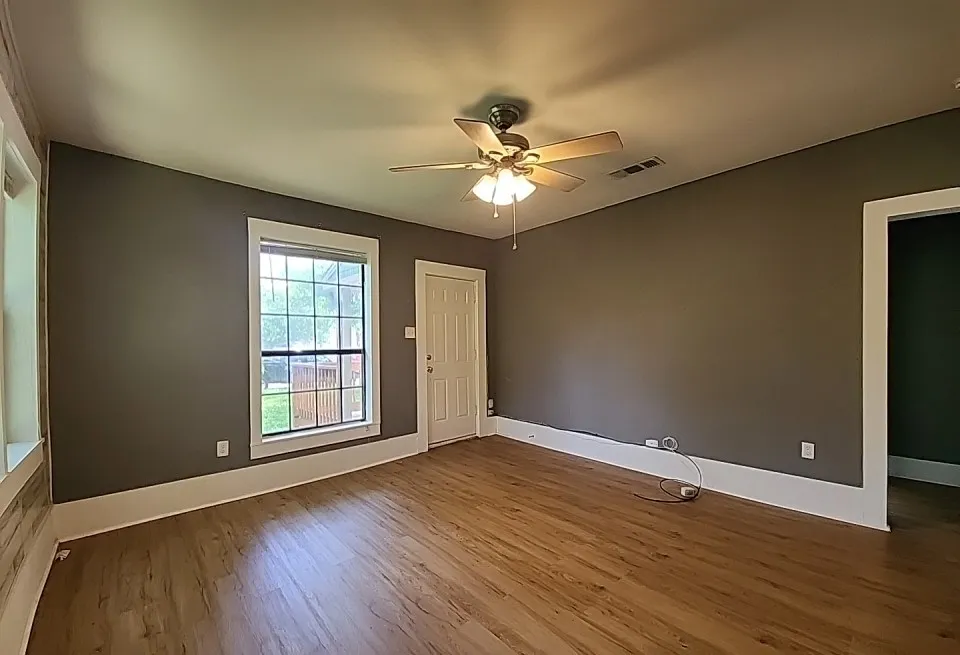 Single Family Residence For Sale in Johnson County , 218 S Buffalo Avenue, Cleburne, Texas 76033, 3 Bedroom, 2 Bathroom, Garage spaces, 1,510 Sqft, built in 1945, mls#21263744, Real Estate Agent in Cleburne, Homes For Sale in Johnson county, Homes For Sale in Cleburne, Realtor in Cleburne Texas, Real Estate Brokerage Independent Realty Texas, Luminita Cordes Realtor