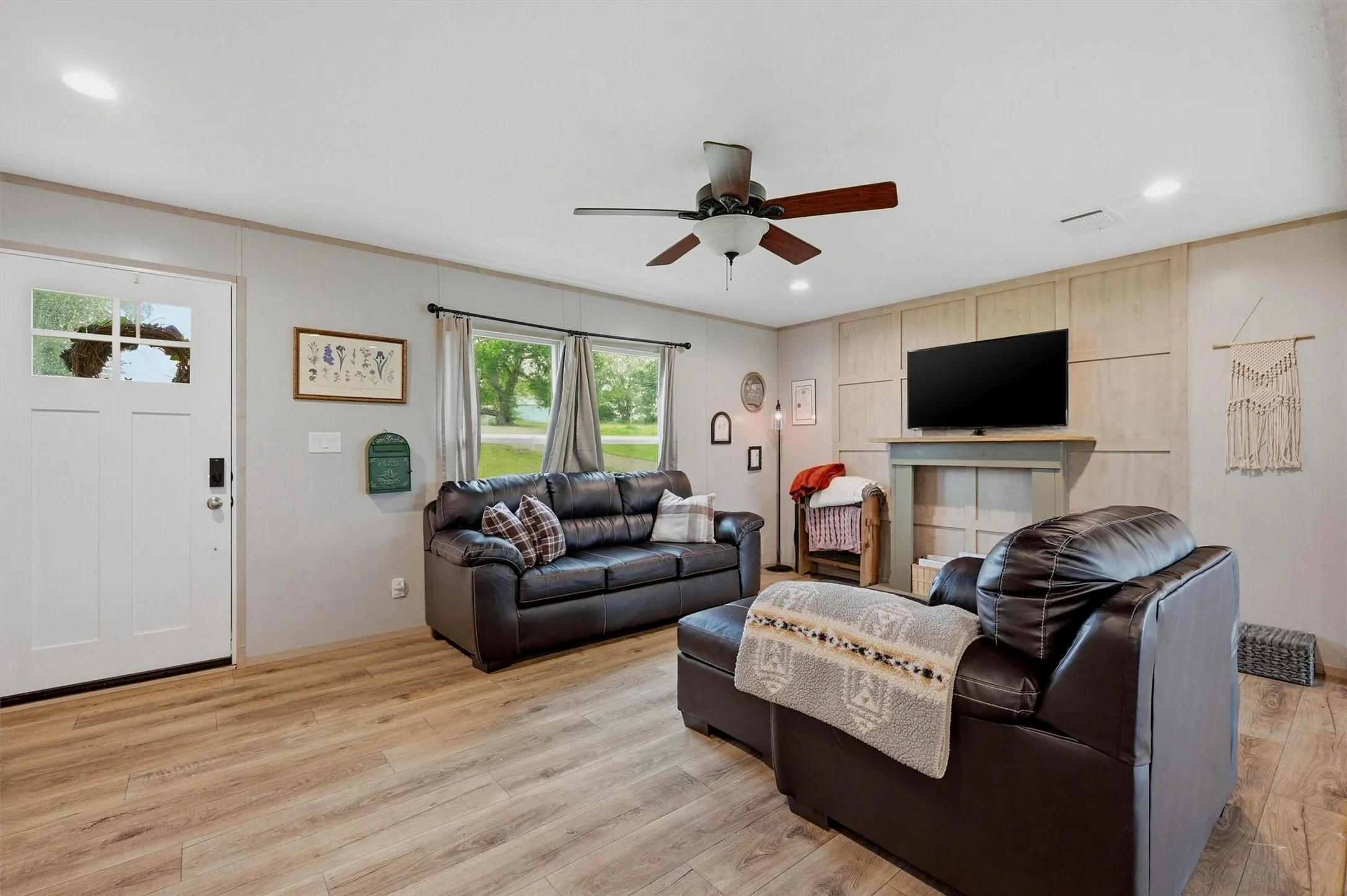 Mobile Home For Sale in Grayson County , 587 Kentucky Town Road, Whitewright, Texas 75491, 4 Bedrooms, 2 Bathrooms, Garage spaces, 1,904 Sqft, built in 2024, Price $339,900, mls#21264095, Real Estate Agent in Whitewright, Homes For Sale in Grayson county, Homes For Sale in Whitewright, Realtor in Whitewright Texas, Real Estate Brokerage Independent Realty Texas, Luminita Cordes Realtor
