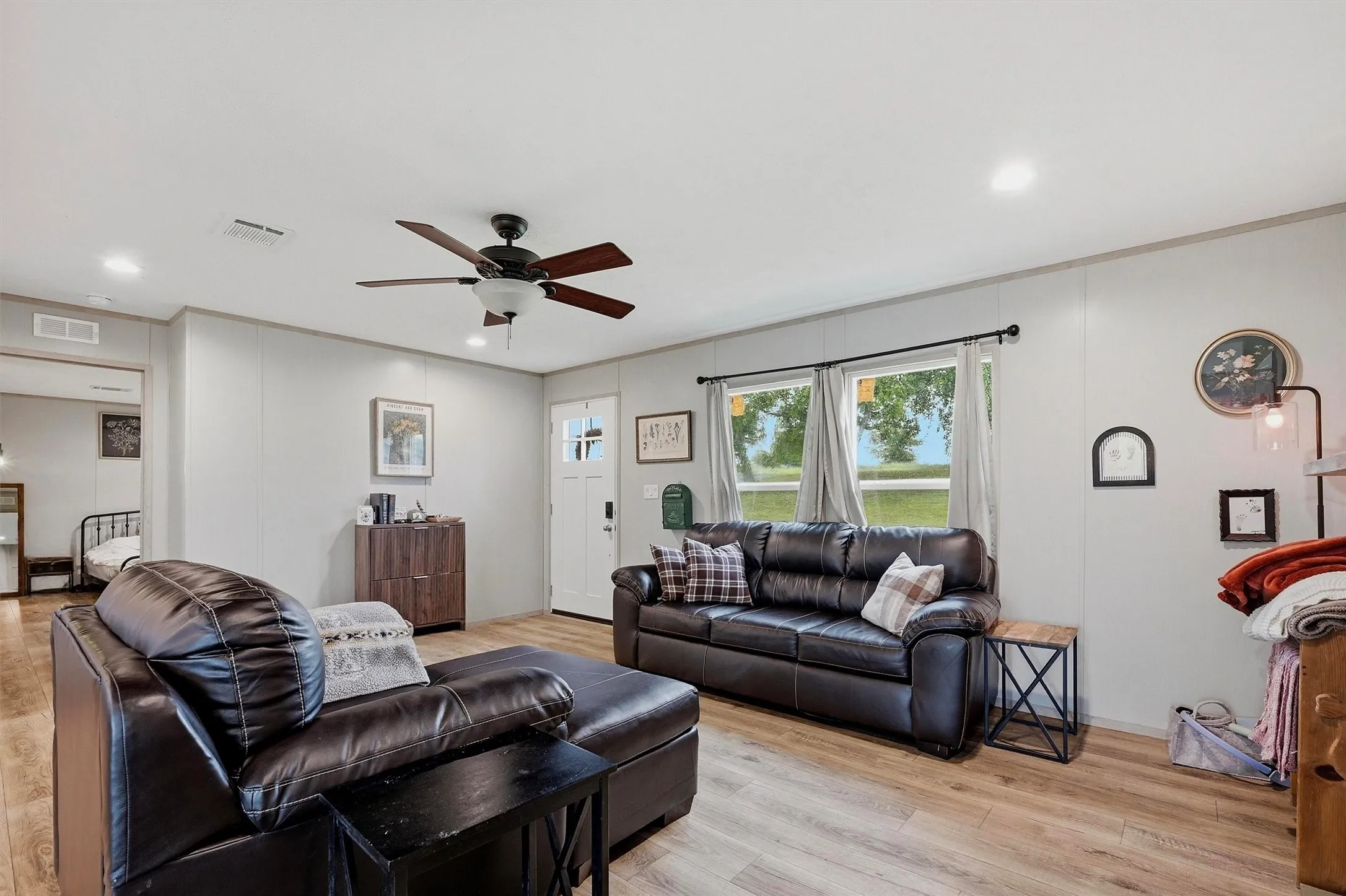 Mobile Home For Sale in Grayson County , 587 Kentucky Town Road, Whitewright, Texas 75491, 4 Bedrooms, 2 Bathrooms, Garage spaces, 1,904 Sqft, built in 2024, Price $339,900, mls#21264095, Real Estate Agent in Whitewright, Homes For Sale in Grayson county, Homes For Sale in Whitewright, Realtor in Whitewright Texas, Real Estate Brokerage Independent Realty Texas, Luminita Cordes Realtor