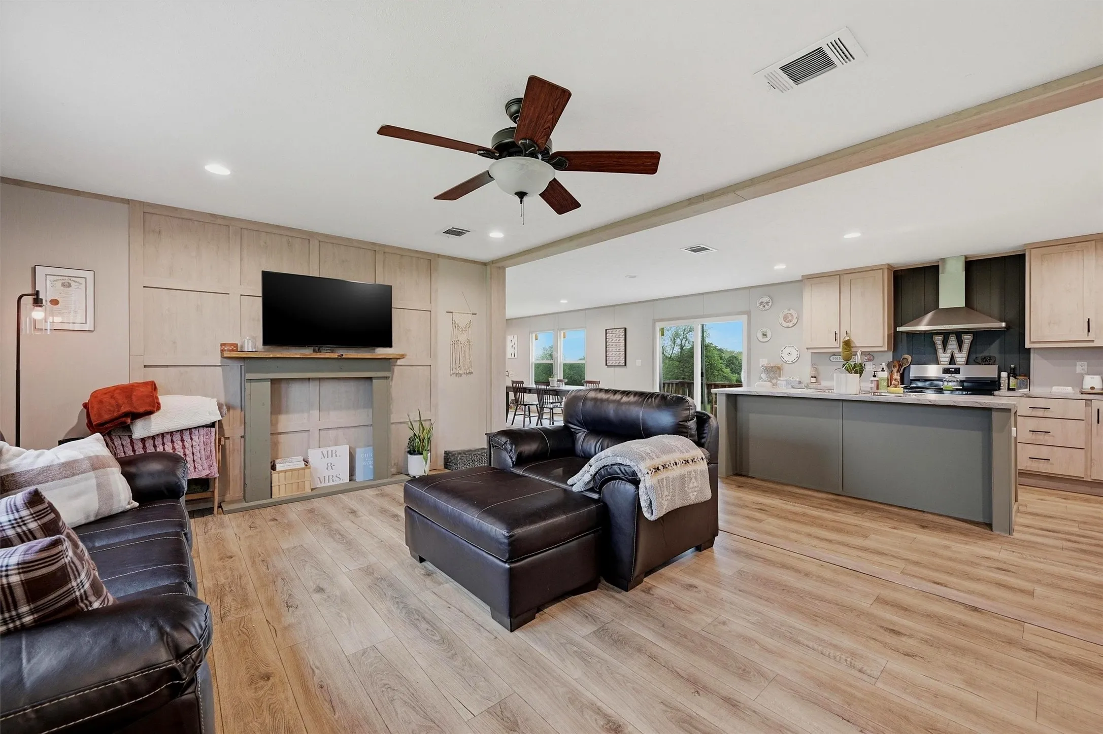 Mobile Home For Sale in Grayson County , 587 Kentucky Town Road, Whitewright, Texas 75491, 4 Bedrooms, 2 Bathrooms, Garage spaces, 1,904 Sqft, built in 2024, Price $339,900, mls#21264095, Real Estate Agent in Whitewright, Homes For Sale in Grayson county, Homes For Sale in Whitewright, Realtor in Whitewright Texas, Real Estate Brokerage Independent Realty Texas, Luminita Cordes Realtor